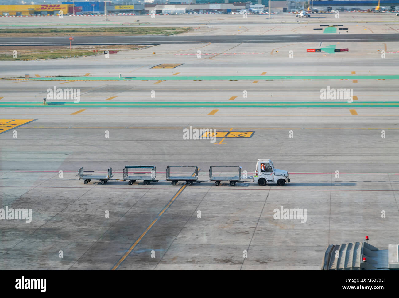 Zusammenfassung einer Fußgängerbrücke am Flughafen Barcelona Stockfoto