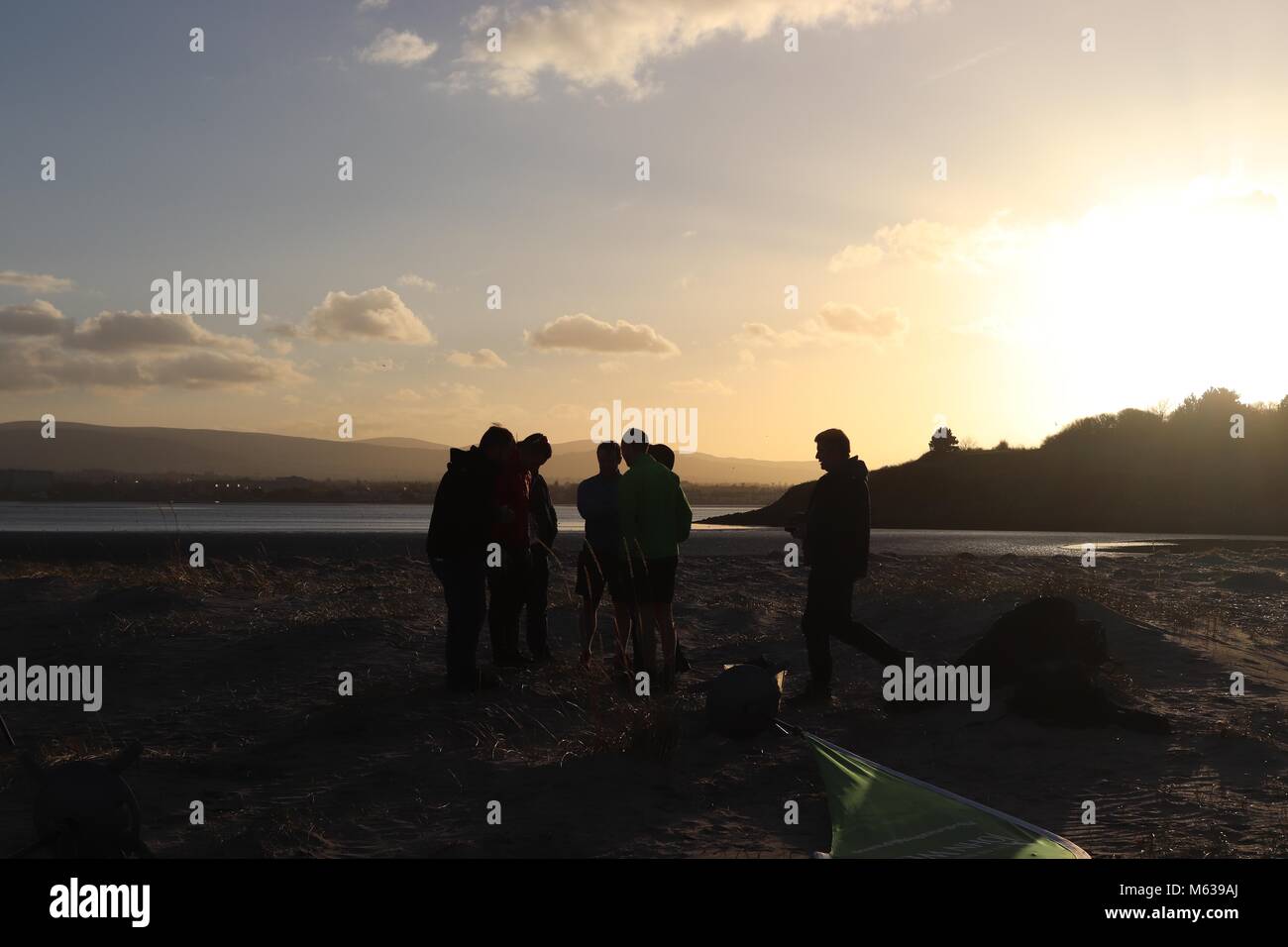 Gruppe Huddle Strand Stockfoto