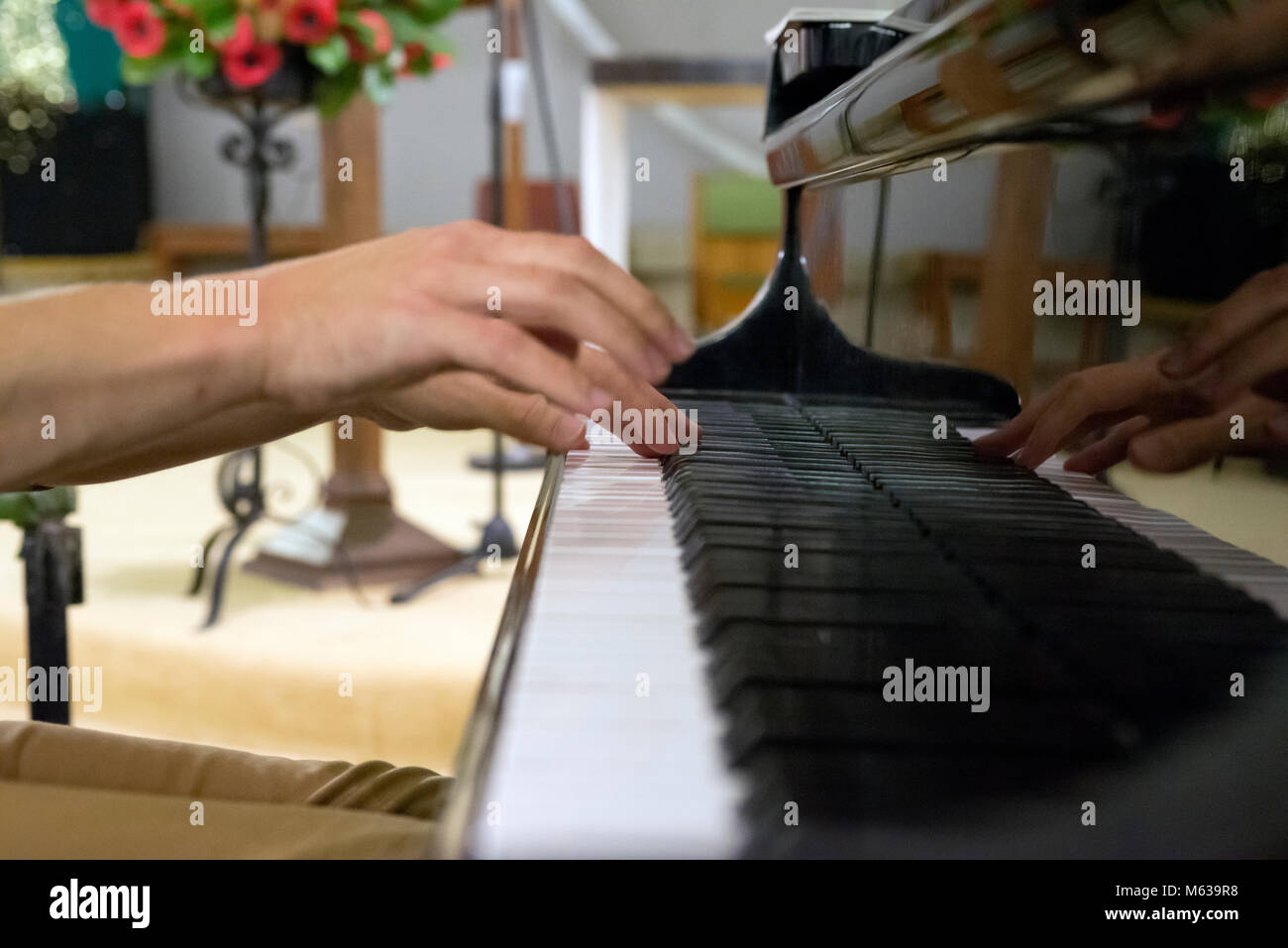 Männliche Hände spielt Klavier Stockfoto