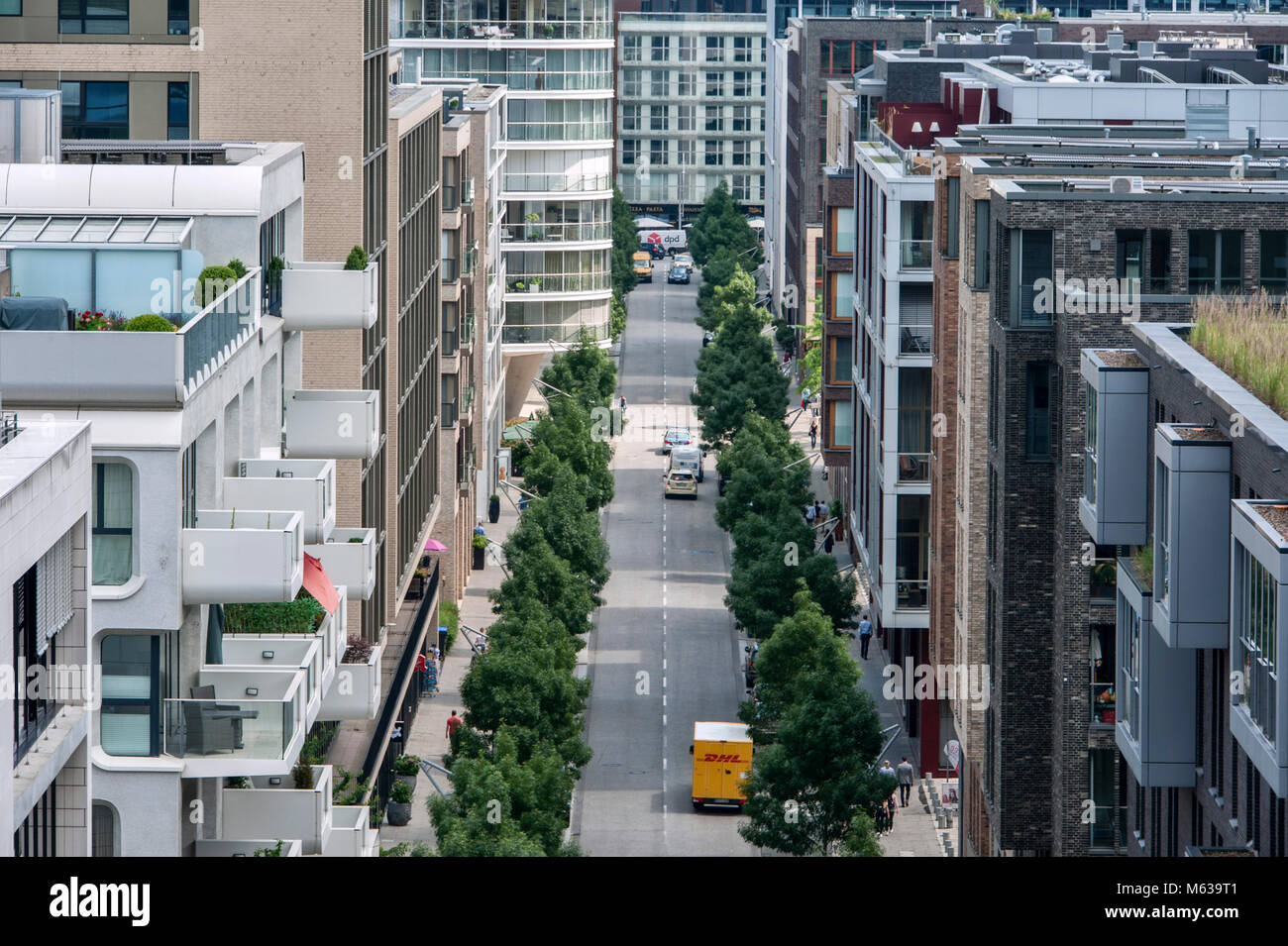 Blick von der Aussichtsplattform der Elbphilharmonie in die Straße Am Kaiserkai. Stockfoto