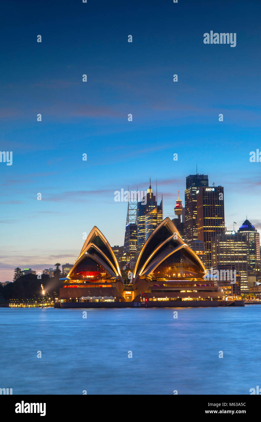 Sydney Opera House und die Skyline im Sonnenuntergang, Sydney, New South Wales, Australien Stockfoto