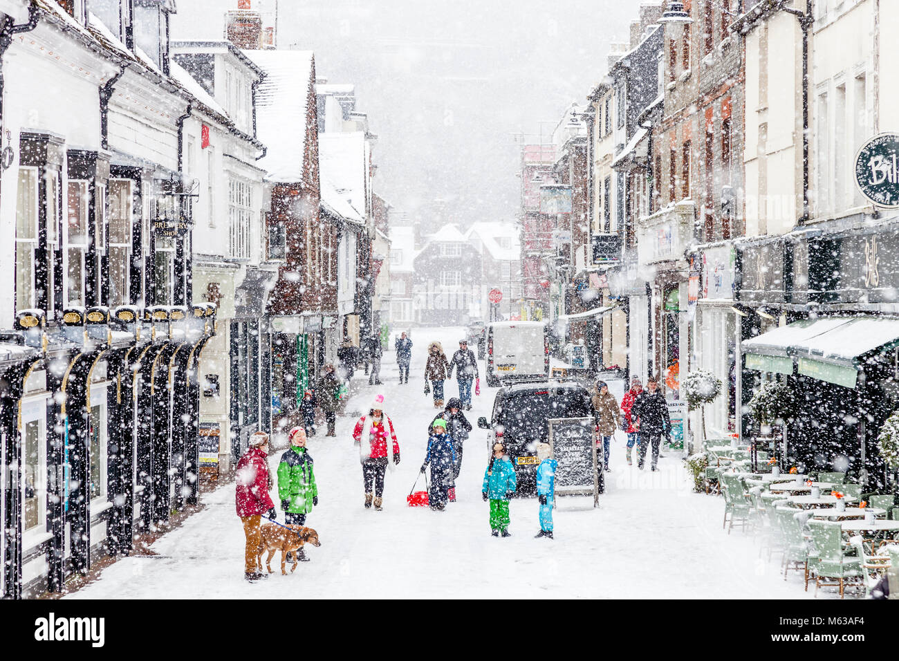 Lewes hohe Straße in ein Schneegestöber, Lewes, East Sussex, Großbritannien Stockfoto