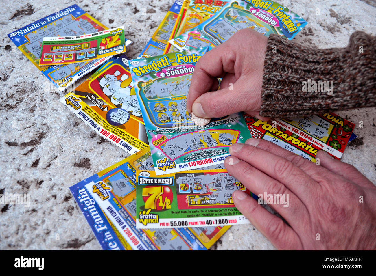 Ein Mann kratzen eine Lotterie Scratch Card Stockfoto