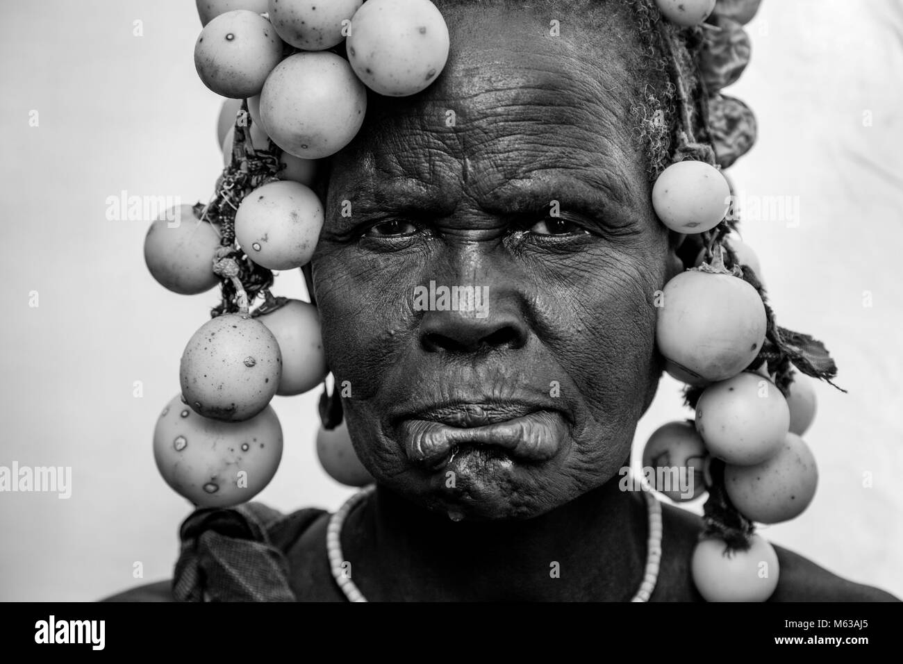 Ein Portrait von einer alten Frau aus der Mursi Stamm, Mursi Dorf, Omo Valley, Äthiopien Stockfoto