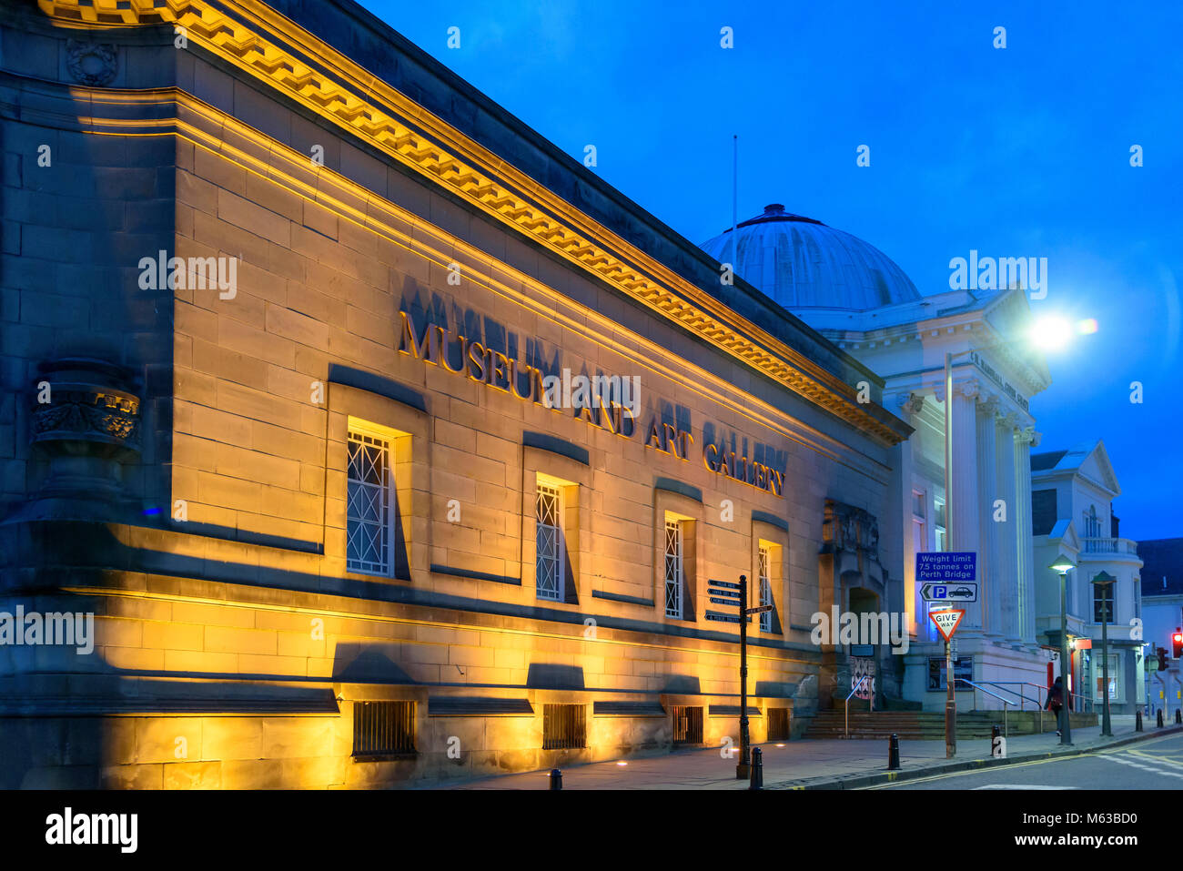 Perth und Kinross Museum und Kunstgalerie in der Nacht. Stockfoto