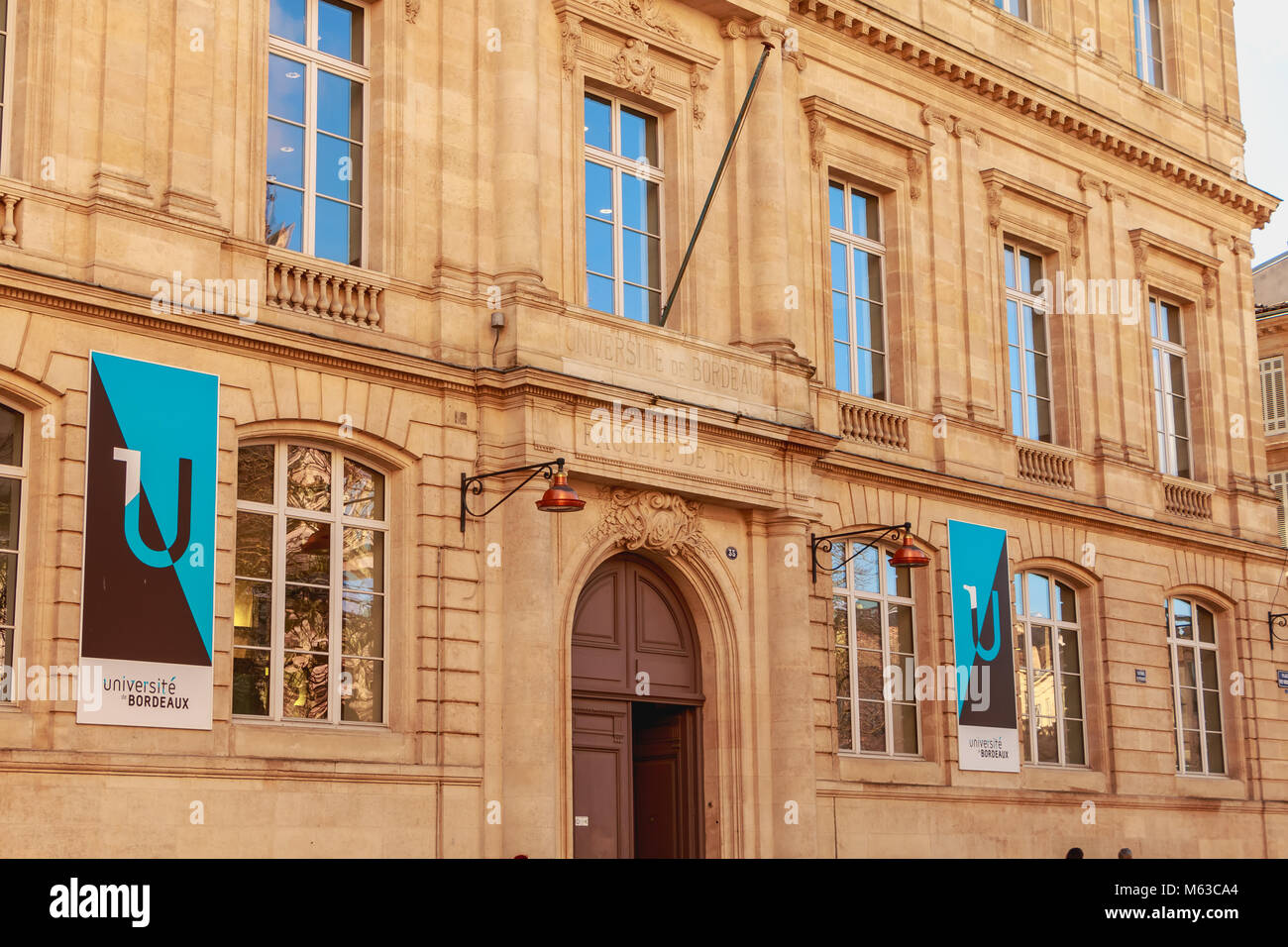 Bordeaux, Frankreich - 26. Januar 2018: Die Architektur der Fassade der Universität im Zentrum der Stadt an einem Wintertag Stockfoto