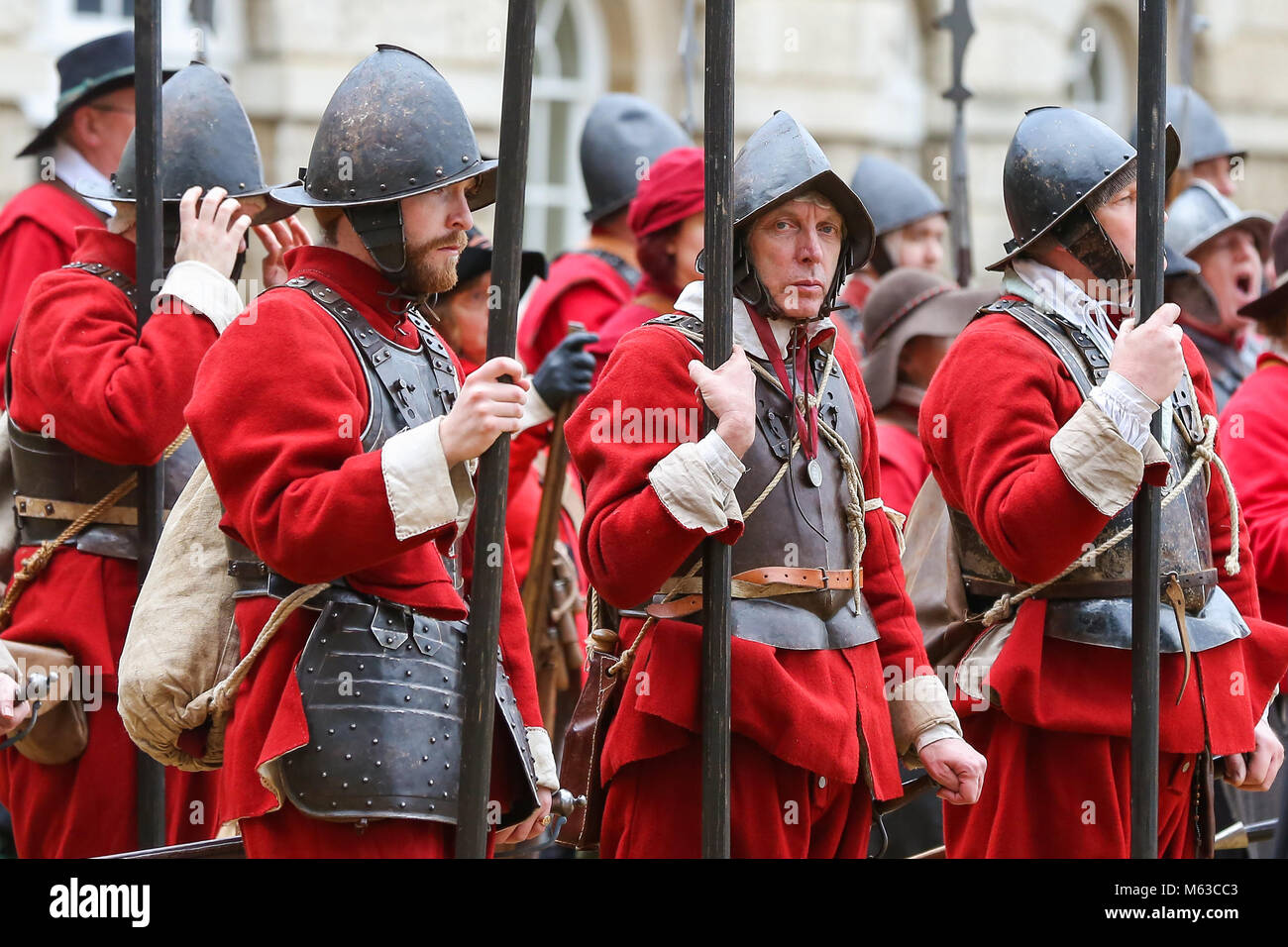 Mitglieder der King's Armee der englischen Bürgerkrieg Gesellschaft März wie Sie verfolgen Sie die Route von König Karl I. vom St. James' Palace an den Ort seiner Hinrichtung am Bankett- Haus in Whitehall auf den Spuren von König Karl I. in Erinnerung an seine grauenvolle Mord Majestäten" in den Händen des Parlaments im Jahre 1649. Mit: Atmosphäre, Wo: London, Vereinigtes Königreich, wenn: 28 Jan 2018 Credit: WENN.com Stockfoto