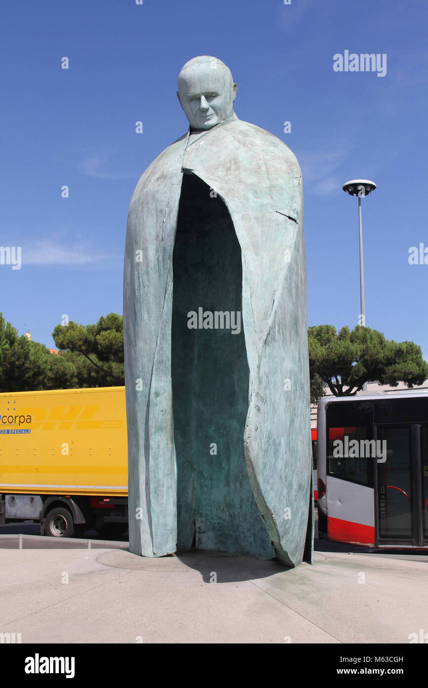 Statue namens 'Gespräche' des verstorbenen Papstes Johannes Paul II. Herzlich, die Menschheit in seine Robe von Oliviero, Rainaldi, zu Roms Hauptbahnhof, Es Stockfoto