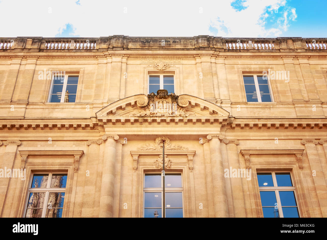 Bordeaux, Frankreich - 26. Januar 2018: Die Architektur der Fassade der Universität im Zentrum der Stadt an einem Wintertag Stockfoto