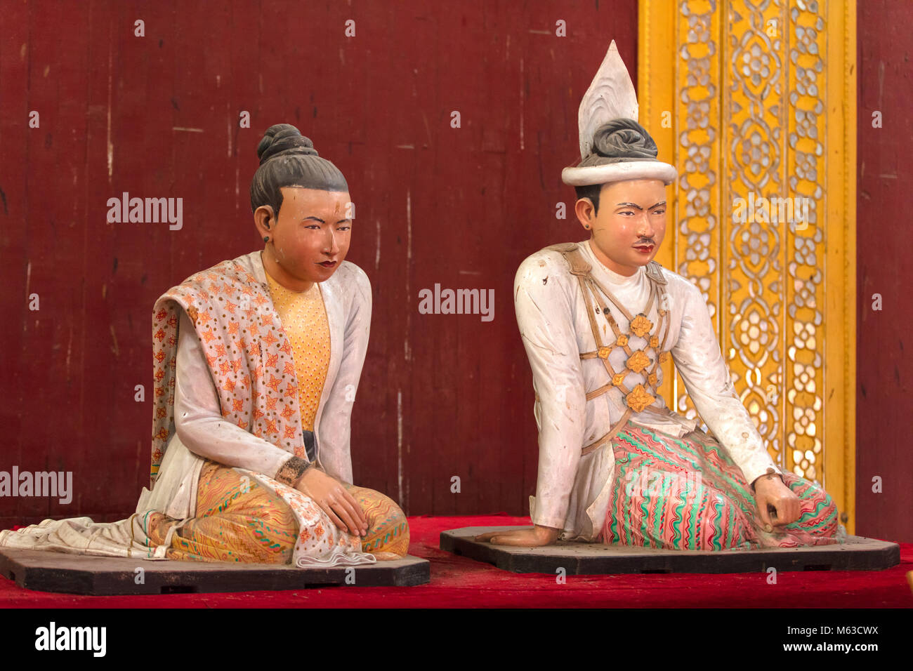 Holz- Bildhauerei der letzten burmesischen Könige: König Thibaw & Königin Suphayalat. Mandalay Royal Palace, Myanmar (Birma). Stockfoto
