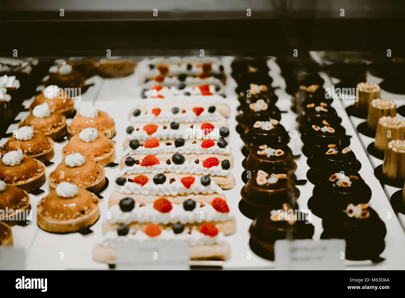 Mädchen in Paris Stockfoto