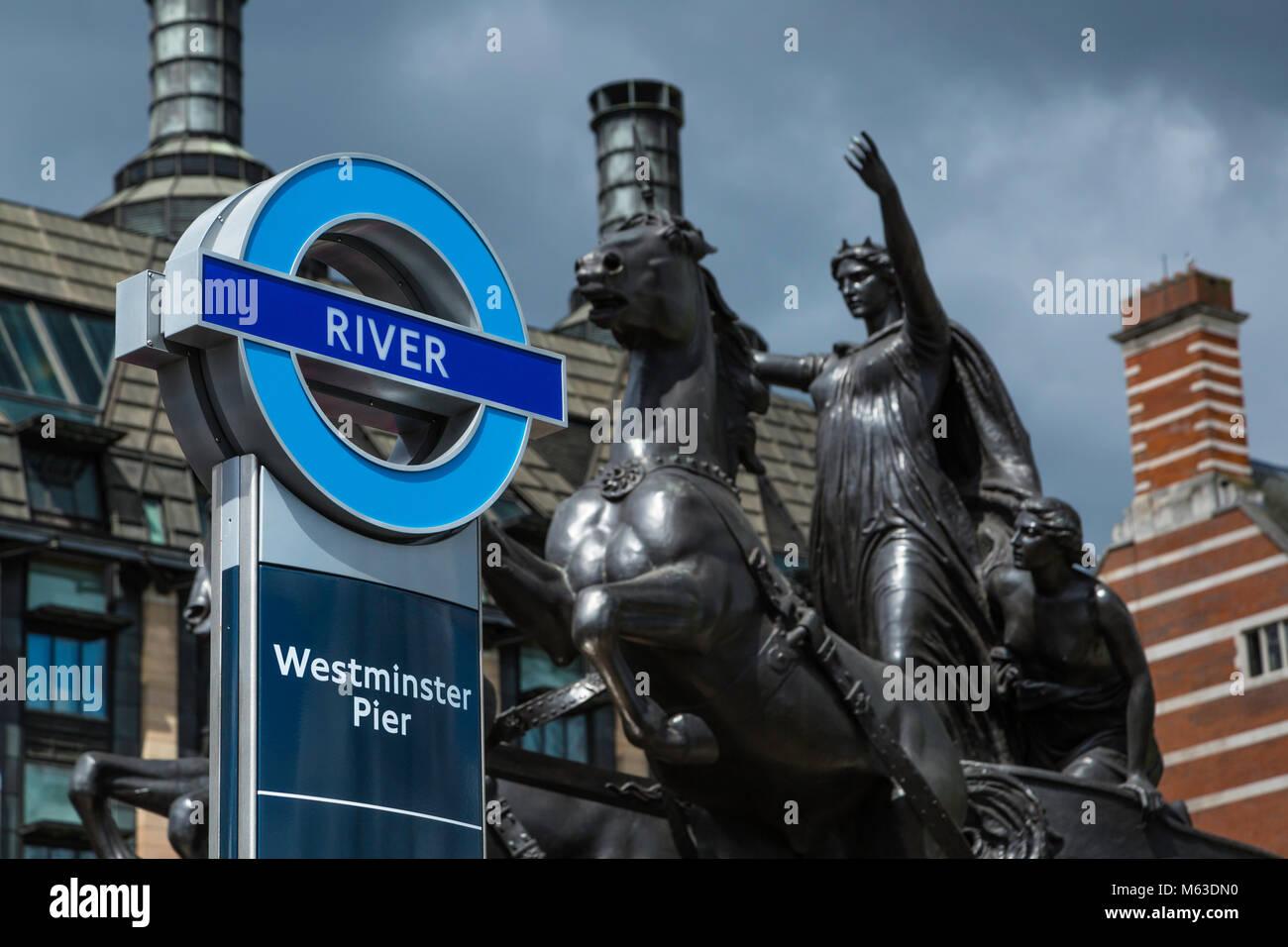 Statue zu Boudiccan Rebellion auf Victoria Embankment, Westminster, London mit Vorzeichen nach Westminster Pier. Stockfoto