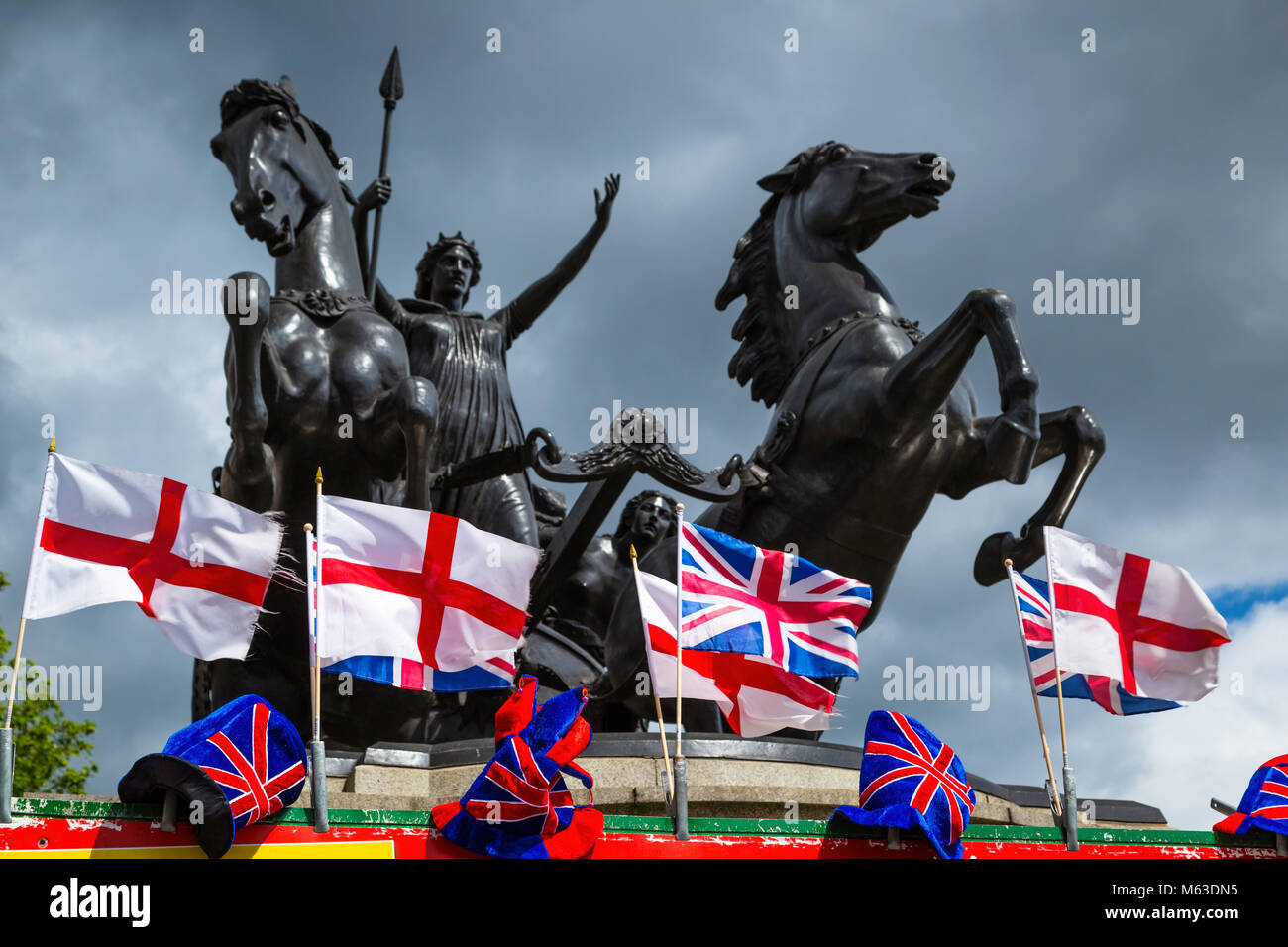 Statue Boudiccan Rebellion auf Victoria Embankment, Westminster, London Mit touristischen memrabilia unter Abschaltdruck. Stockfoto