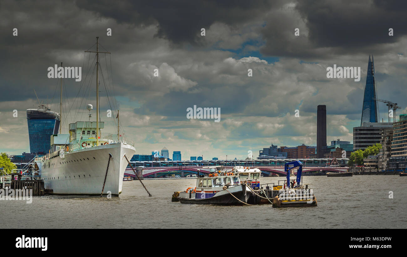 HQS HMS Wellington neben Victoria Embankment und einen Blick auf die Stadt London. Stockfoto