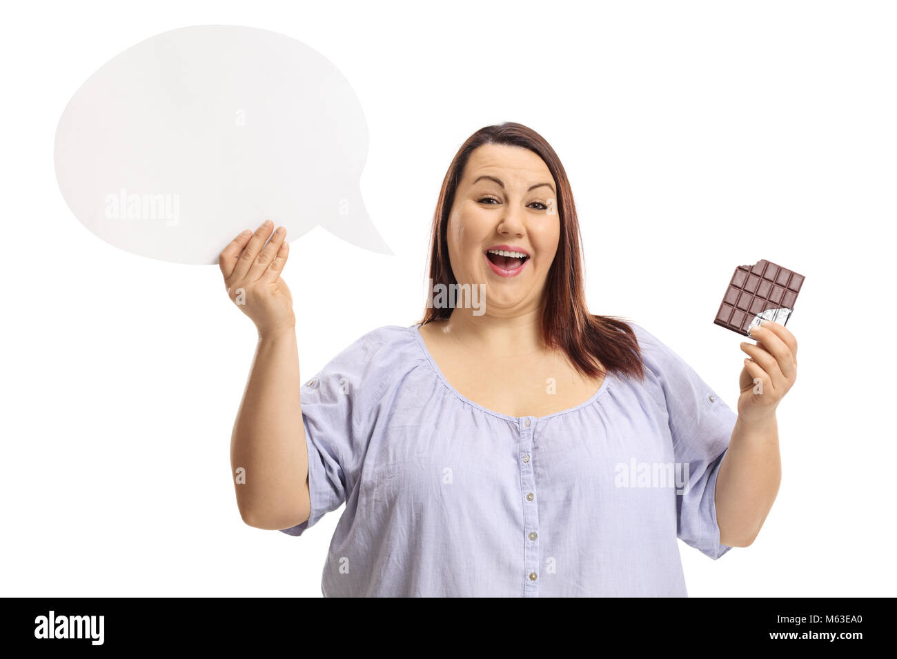 Fröhliche übergewichtige Frau mit einer Sprechblase und Schokolade auf weißem Hintergrund Stockfoto