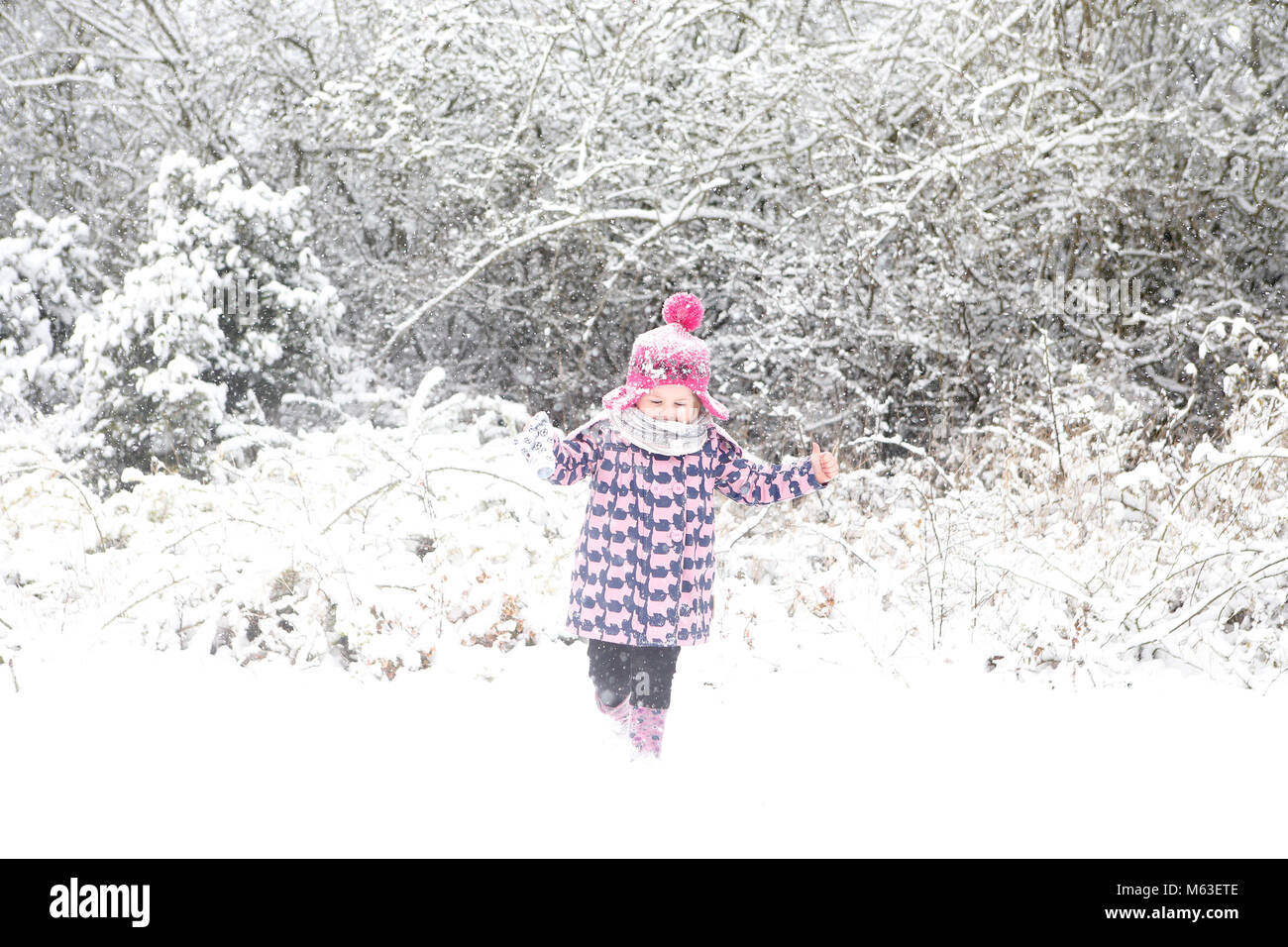 Cambridge, Großbritannien. 28. Februar 2018. Ivy Mitchell 2 1/2 Jahre alt, spielt im Schnee in der Nähe von Cambridge, Großbritannien. Credit: Jason Mitchell/Alamy Leben Nachrichten. Stockfoto