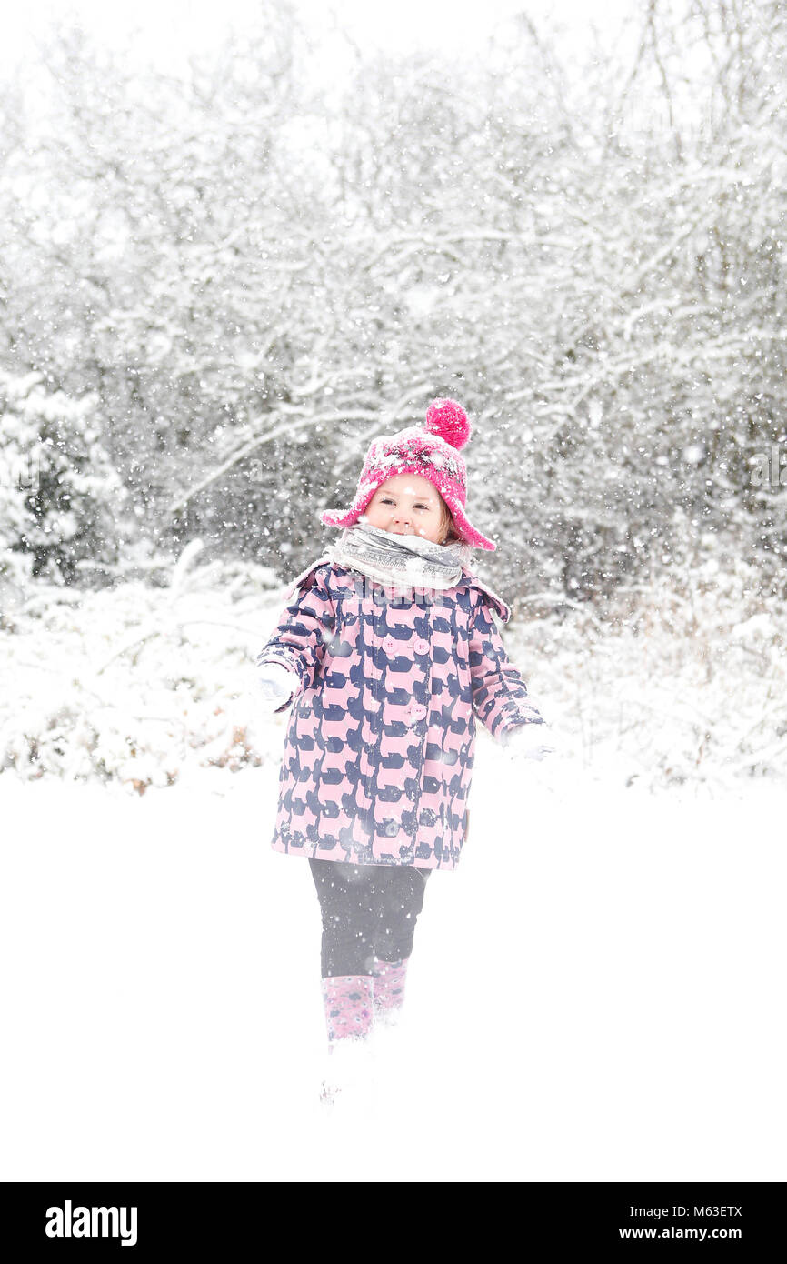 Cambridge, Großbritannien. 28. Februar 2018. Ivy Mitchell 2 1/2 Jahre alt, spielt im Schnee in der Nähe von Cambridge, Großbritannien. Credit: Jason Mitchell/Alamy Leben Nachrichten. Stockfoto