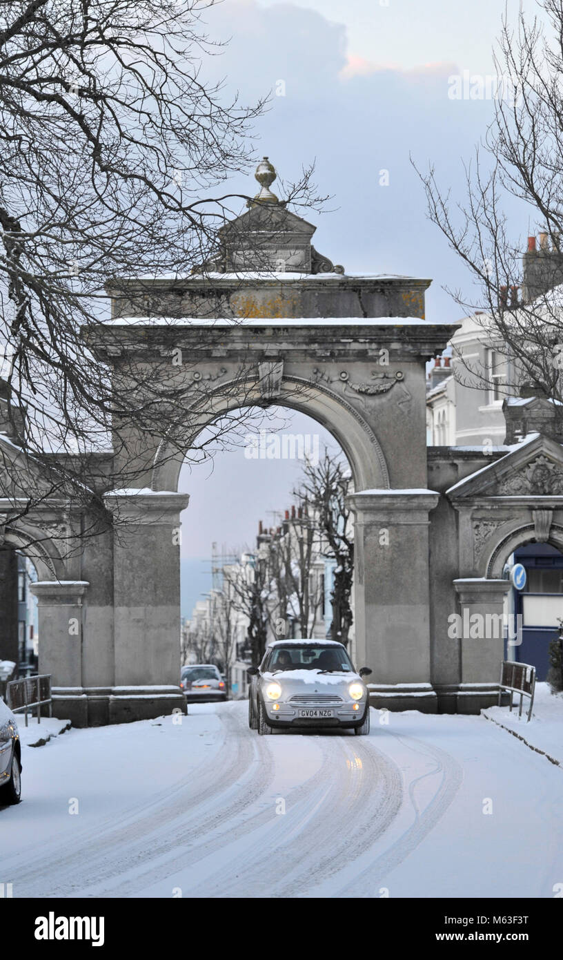 Brighton, UK. 28 Feb, 2018. UK Wetter: Treiber achten Sie auf den vereisten Straßen rund um Brighton nach mehr Schnee in der Nacht mit mehr kaltes Wetter für den Rest der Woche vorhergesagt als "das Tier aus dem Osten" breitet sich über das Land: Simon Dack/Alamy Leben Nachrichten fiel Stockfoto