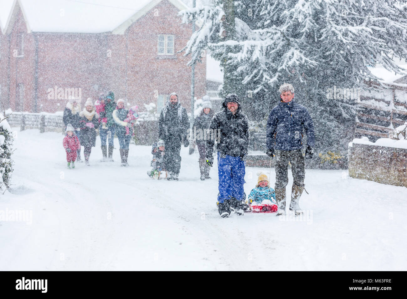 Hoxne, Suffolk, Großbritannien. Suffolk, Großbritannien. 28 Feb, 2018. Die Familien der Schnee während "das Tier aus dem Osten" mutig. Stockfoto