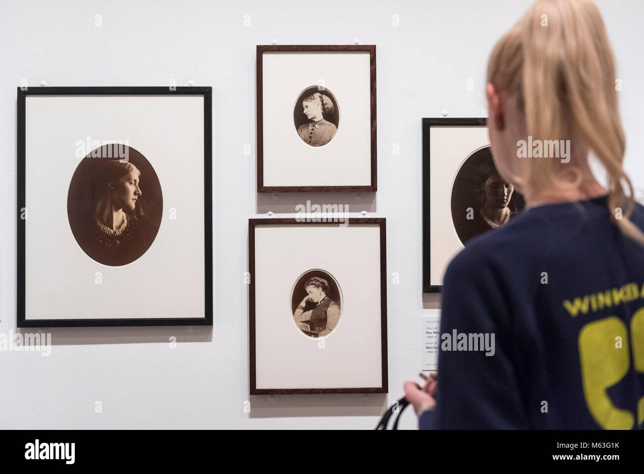 London, Großbritannien. 28. Februar 2018. Ein Besucher 'Mrs Herbert Duckworth (Julia Duckworth)", 1867, von Julia Margaret Cameron, die von der Herzogin von Cambridge gewählt, bei der Vorschau von 'Victorian Riesen: Die Geburt der Kunst Fotografie' an der National Portrait Gallery mit Werken von Lewis Carroll, Julia Margaret Cameron, Oscar Rejlander und Clementina Hawarden. Die Ausstellung läuft vom 1. März bis 20. Mai 2018. Credit: Stephen Chung/Alamy leben Nachrichten Stockfoto