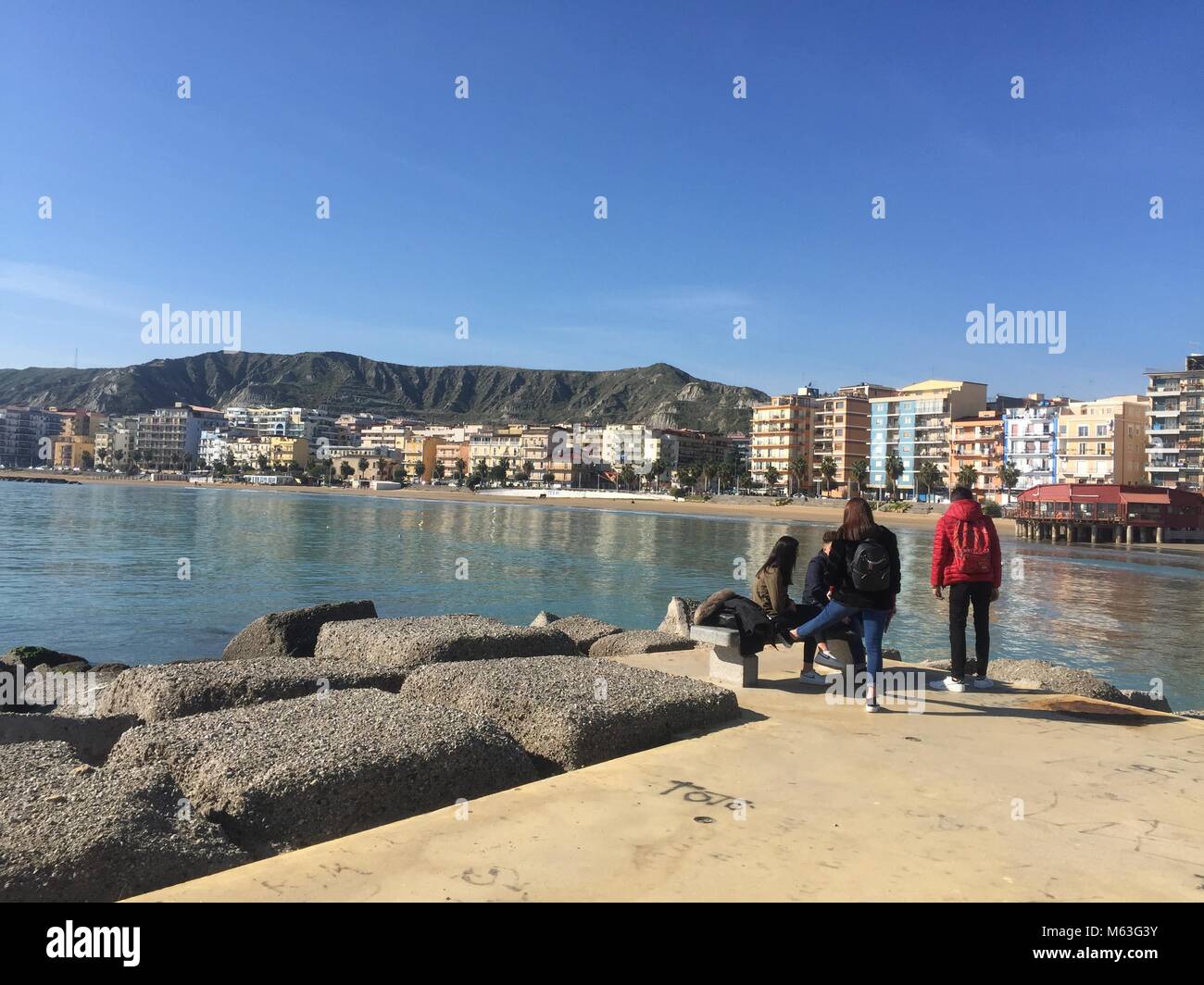 Crotone, Italien. 17 Feb, 2018. Junge Menschen, die entlang der