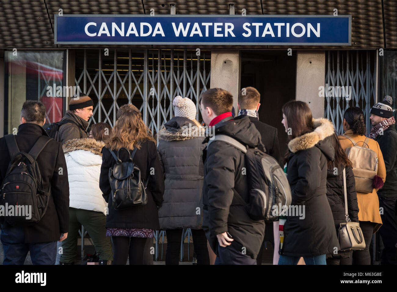 London, Großbritannien. 28 Feb, 2018. Morgen reisen Störung an der U-Bahn-Station Canada Water. Credit: Guy Corbishley/Alamy leben Nachrichten Stockfoto