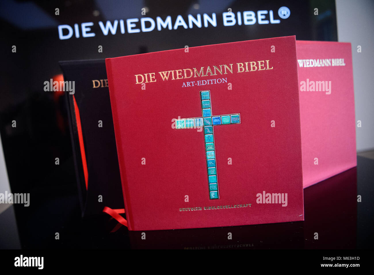 Stuttgart, Deutschland. 28 Feb, 2018. Die 'Wiedmann Kunst Bibel" während einer Pressekonferenz in Stuttgart, Deutschland, 28. Februar 2018 präsentiert wird. Die Bibel ist von Künstler Willy Wiedmann, bestehend aus mehr als 3000 Illustrationen, ist 1,2 Kilometer lang und wird nun in Buchform veröffentlicht. Credit: Sina Schuldt/dpa/Alamy leben Nachrichten Stockfoto