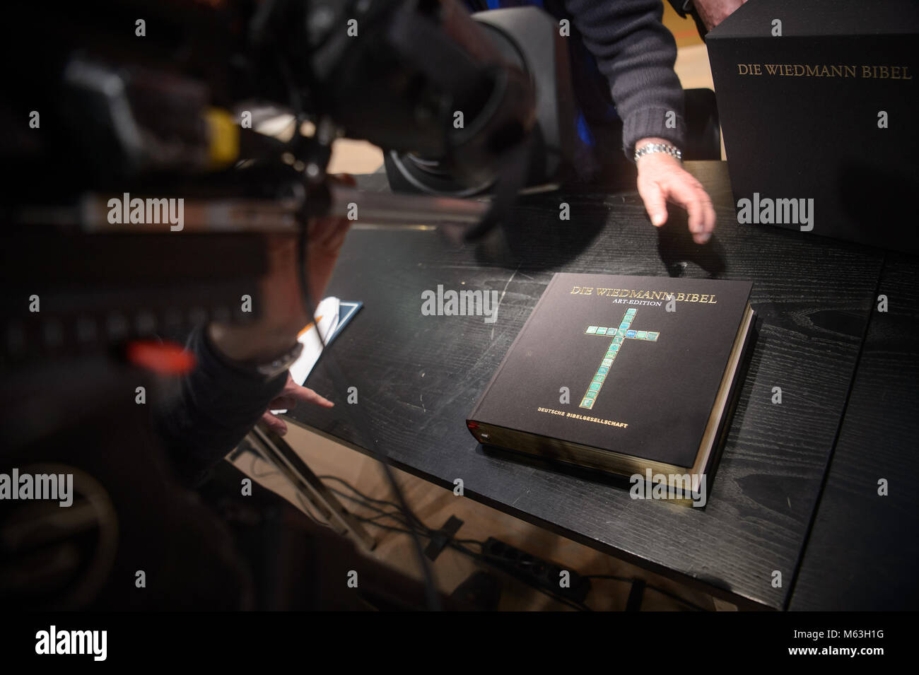 Stuttgart, Deutschland. 28 Feb, 2018. Die 'Wiedmann Kunst Bibel" während einer Pressekonferenz in Stuttgart, Deutschland, 28. Februar 2018 präsentiert wird. Die Bibel ist von Künstler Willy Wiedmann, bestehend aus mehr als 3000 Illustrationen, ist 1,2 Kilometer lang und wird nun in Buchform veröffentlicht. Credit: Sina Schuldt/dpa/Alamy leben Nachrichten Stockfoto