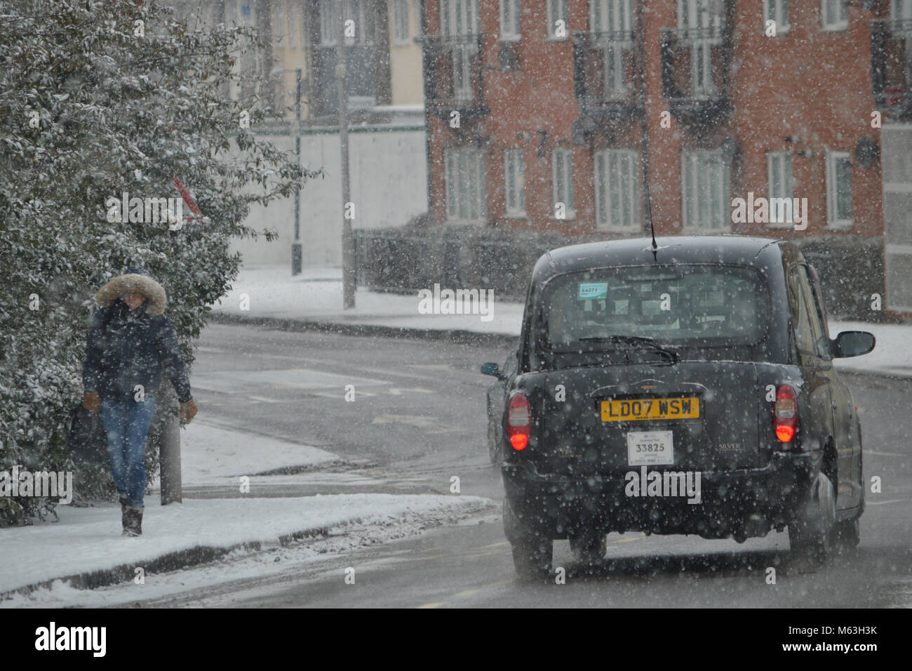 London, UK, 28. Februar 2018 Person zu Fuß über einen Fußweg in East London während der schweren Schnee, Teil # BeastfromtheEast Sturm war. Credit: Christy/Alamy Leben Nachrichten. Stockfoto