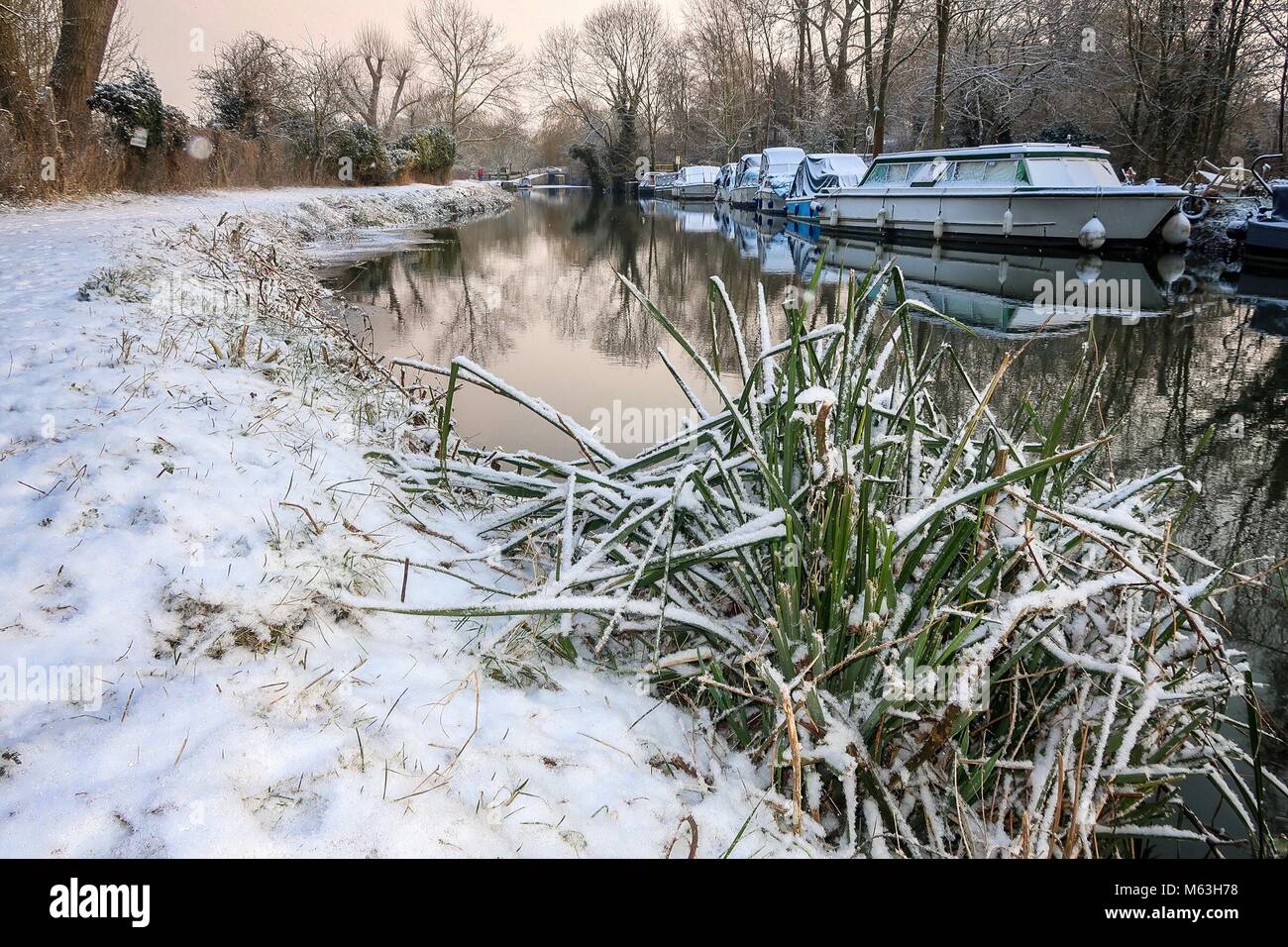 Sawbridgeworth, Hertfordshire, Großbritannien. 28 Feb, 2018. Schnee landet in Sawbridgeworth - England - Hertfordshire - Sawbridgeworth - Fluss Stort - 20180228 - Fotograf Credit: Brian Duffy/Alamy leben Nachrichten Stockfoto