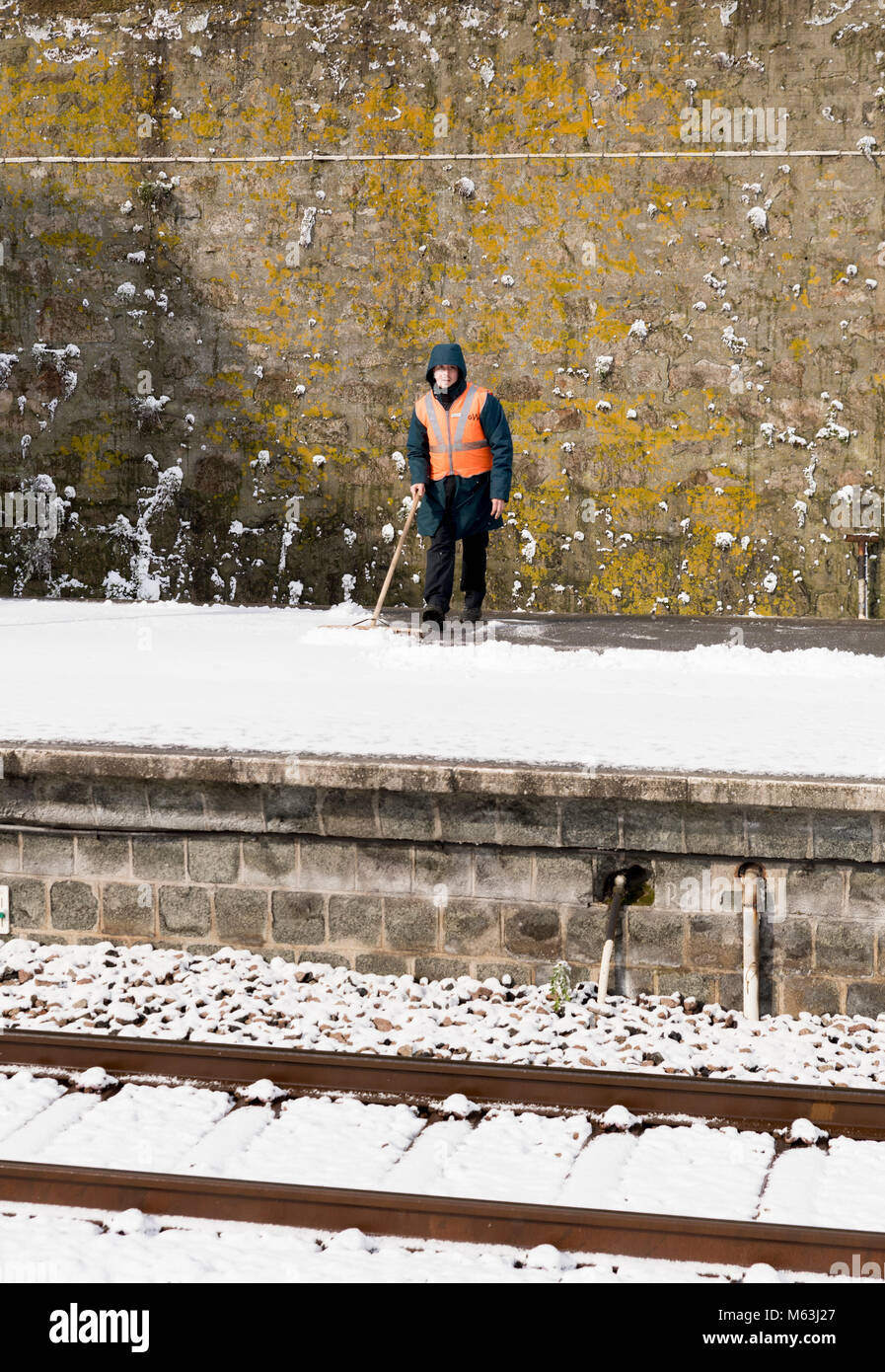 Penzance, Cornwall, UK. 28 Feb, 2018. Starker Schneefall in Penzance, Cornwall. Arbeitnehmer Schneeräumen von Plattform am Bahnhof Penzance Stockfoto