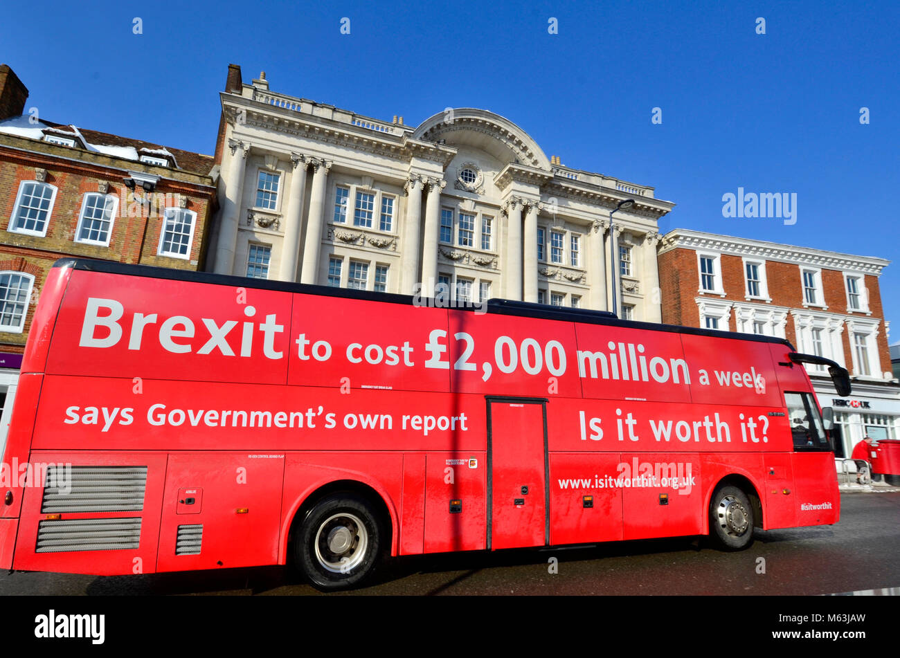 Maidstone, Kent. 28 Feb, 2018. Das rote "Brexit Fakten Bus', die in der High Street, Maidstone, Hauptstadt der Grafschaft Kent ankommt, am letzten Tag der 8-tägigen Tour rund um Großbritannien. Die Tour war von 20 lokalen, nicht-organisierten Gruppen aus ganz Großbritannien, durch kleine Spenden von über 600 Menschen finanziert. Credit: PjrFoto/Alamy leben Nachrichten Stockfoto