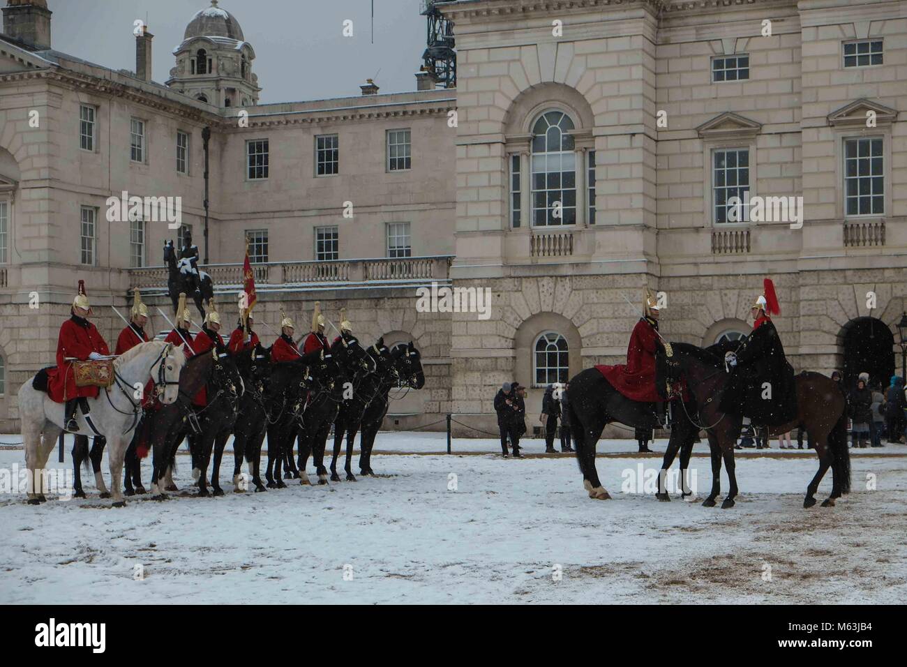 London, Großbritannien. 28 Feb, 2018. UK Wetter: Queen's Life Guard ist auf der Pferd Gaurd Parade während einer Schneegestöber in London verändert. Credit: Claire Doherty/Alamy leben Nachrichten Stockfoto