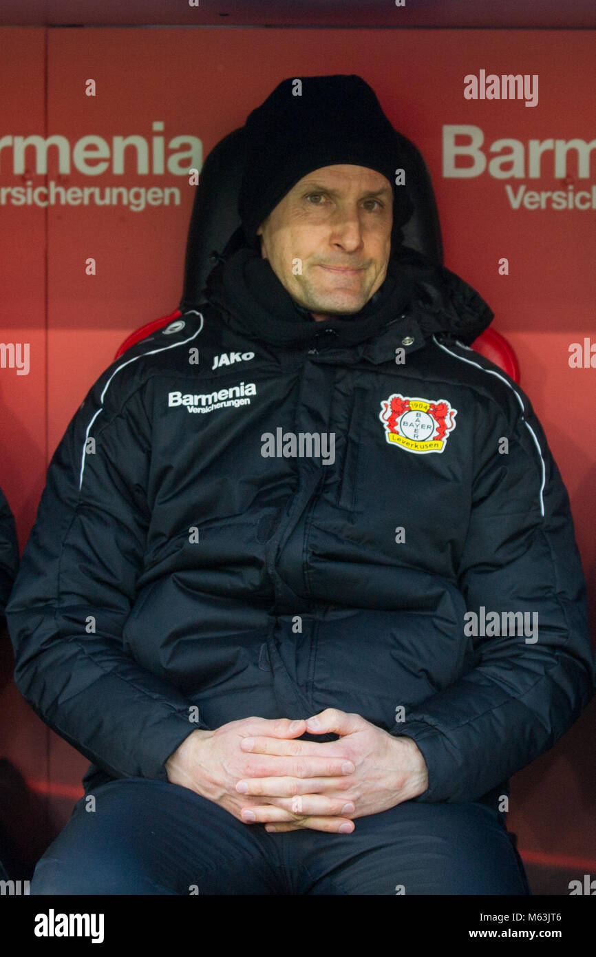 Leverkusen, Deutschland. 25 Feb, 2018. Trainer Heiko HERRLICH (li., LEV) sitzend auf der coachbank, halbe Figur, Halbfigur, Hochformat, Fussball 1. 1. Fussballbundesliga, 24. Spieltag, Bayer 04 Leverkusen (LEV) - FC Schalke 04 (GE) 0:2, am 25.02.2018 in Leverkusen/Deutschland. | Verwendung der weltweiten Kredit: dpa/Alamy leben Nachrichten Stockfoto