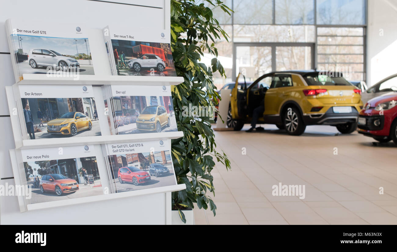 23. Februar 2018, Deutschland, Hannover: Neue Autos sind auf dem Display in einem Autohaus der Autobauer Volkswagen (VW). Im Jahr 2017 hat VW mehr Autos als je zuvor ausgeliefert werden. 10, 74 Millionen Autos an die Kunden weltweit verkauft und rechnet das Unternehmen mit einem positiven Ergebnis für das Geschäftsjahr 2017. Foto: Julian Stratenschulte/dpa Stockfoto