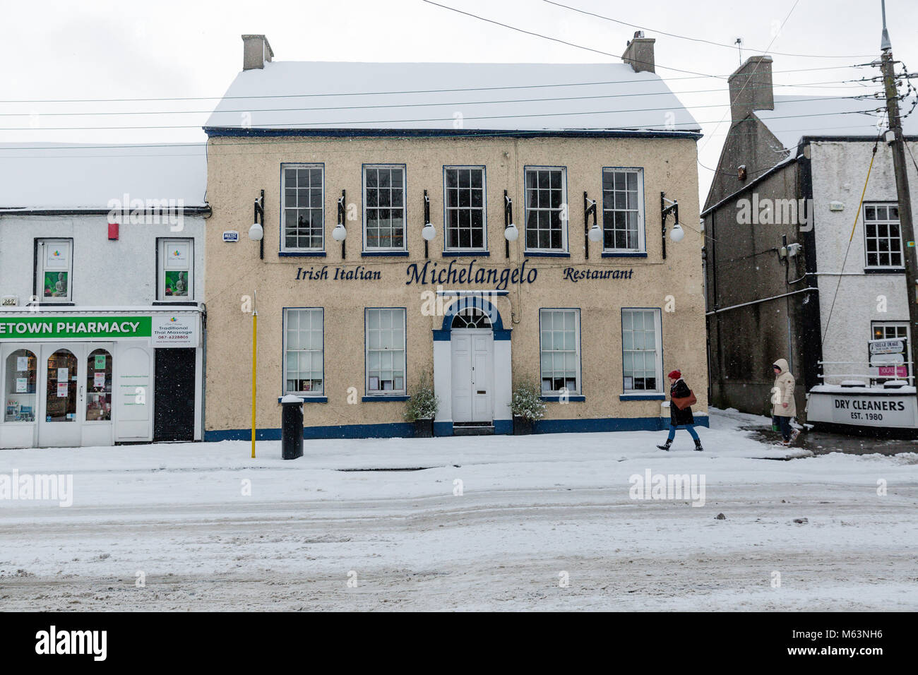 Celbridge, Kildare, Irland. 28 Feb 2018: Michelangelos Italienisch & irische Restaurant an einem im Schnee Hauptstraße in Celbridge Stadt bedeckt. Irland Wetter. Tier aus dem Osten hits irische Städte. Starker Schneefall in Celbridge County Kildare. Stockfoto