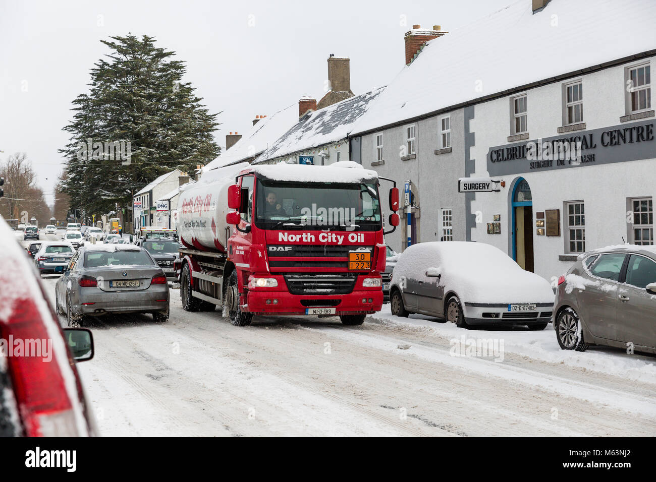 Celbridge, Kildare, Irland. 28 Feb 2018: Heizöl Lieferung Lkw auf der Main Street in Celbridge. Red Wetterwarnung. Irland Wetter. Tier aus dem Osten hits irische Städte. Starker Schneefall in Celbridge. Schnee und Eis die Straßen rund um irische Städte die Fahrbedingungen erschwert. Stockfoto