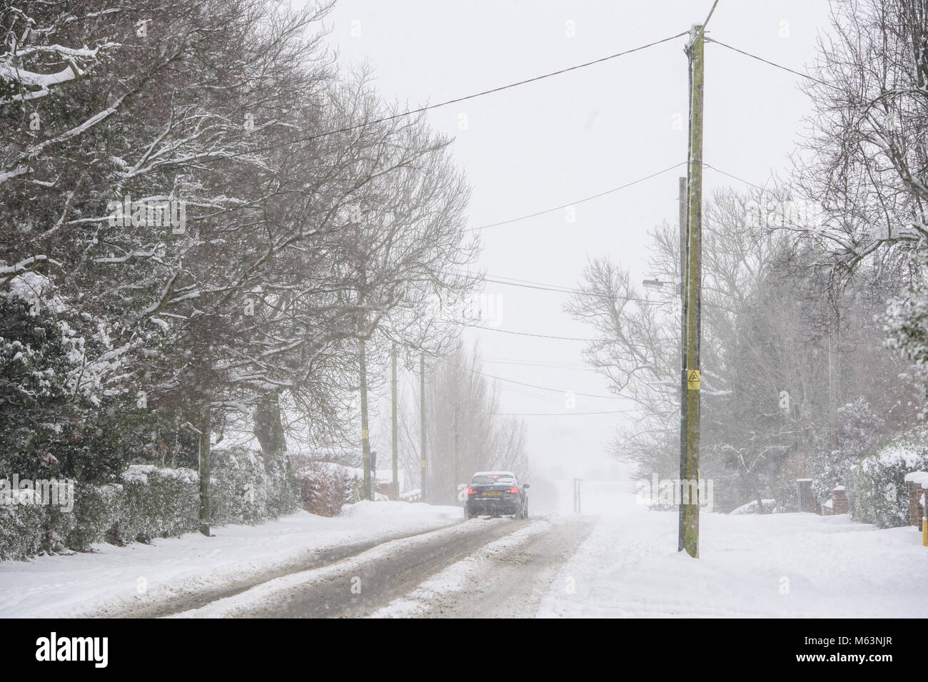 Cherry Willingham, Lincoln, Großbritannien. 28. Februar, 2018. Ein Auto reisen auf die Church Lane in Kirsche Willingham, Lincoln, während der Schnee. Bild: Chris Vaughan Fotografie Datum: Februar 28, 2018 Credit: Chris Vaughan/Alamy leben Nachrichten Stockfoto