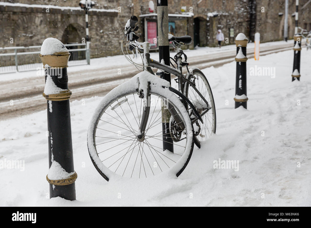 Celbridge, Kildare, Irland. 28 Feb 2018: Verlassene Fahrrad im Schnee auf der Hauptstraße in Celbridge, Grafschaft Kildare. Irland Wetter. Tier aus dem Osten hits irische Städte. Starker Schneefall in Celbridge. Stockfoto