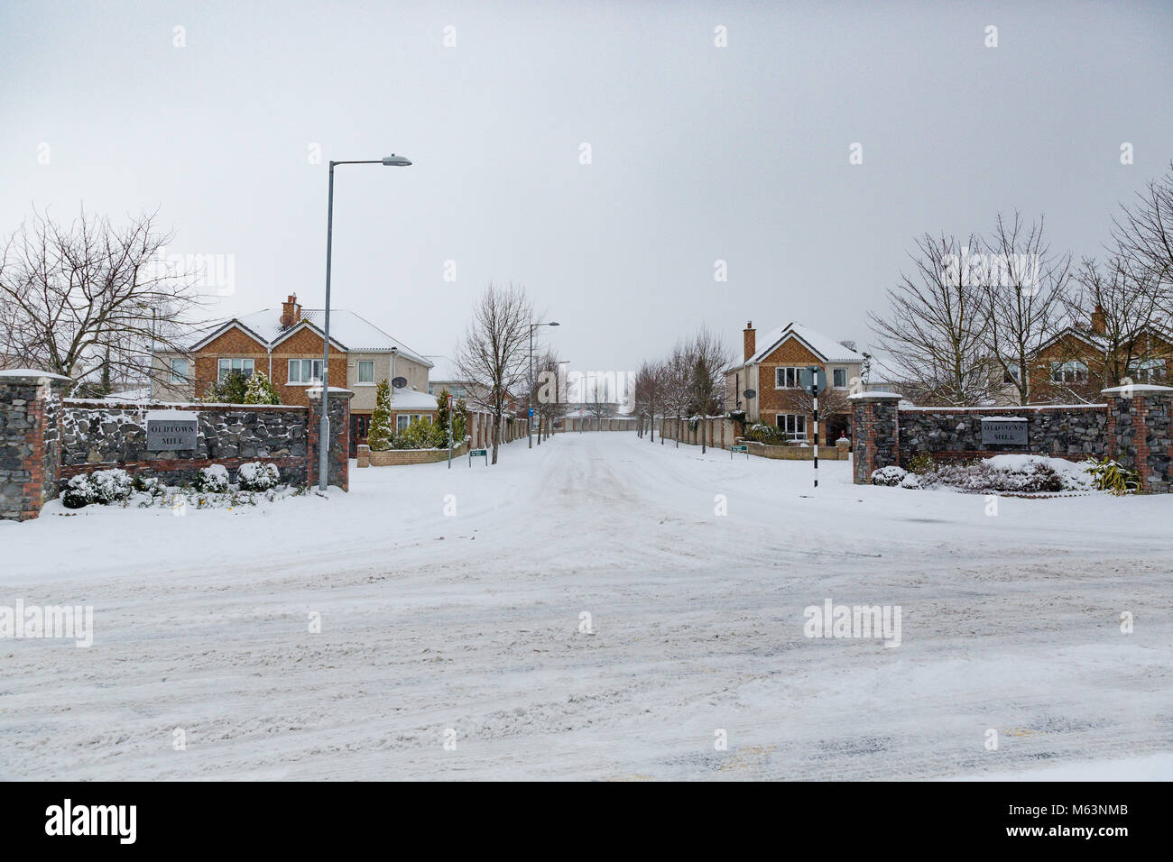 Celbridge, Kildare, Irland. 28. Feb. 2018: im Schnee Eingangstor zur Altstadt Mühle Immobilien fallen in Celbridge County Kildare. Irland Wetter. Tier aus dem Osten in irischen Städten. Starker Schneefall in Celbridge. Stockfoto
