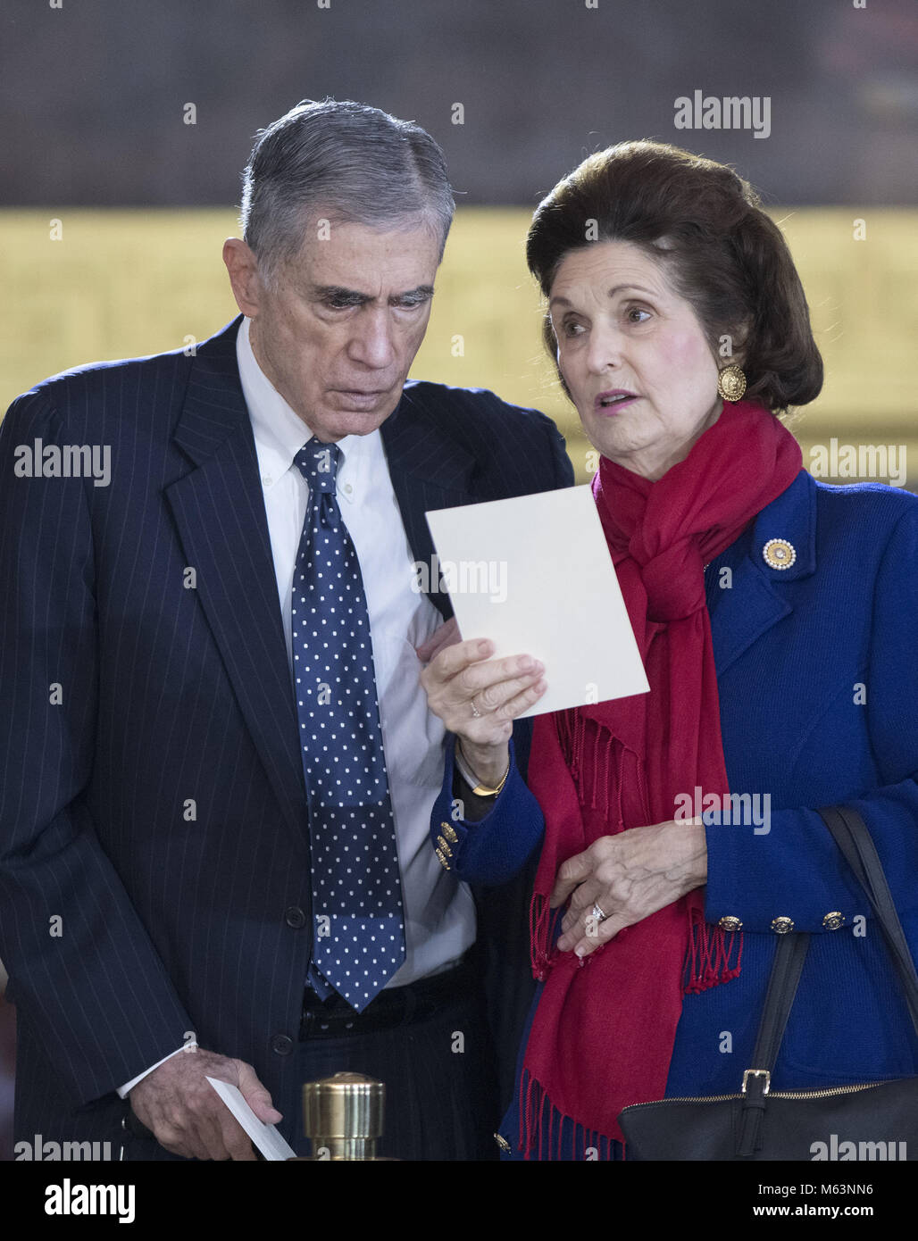 Washington, District of Columbia, USA. 28 Feb, 2018. Der ehemalige US-Senator Chuck Robb (Demokrat von Virginia) und seine Frau, Lynda Bird Johnson Robb, älteste Tochter des ehemaligen US-Präsidenten Lyndon Baines Johnson, schauen Sie über das Programm vor der Ankunft Zeremonie vor der Lügen zu Ehren der Reverend Billy Graham in der Rotunde des United States Capitol in Washington, DC am Mittwoch, 28. Februar 2018. Credit: Ron Sachs/Pool über CNP Credit: Ron Sachs/CNP/ZUMA Draht/Alamy leben Nachrichten Stockfoto