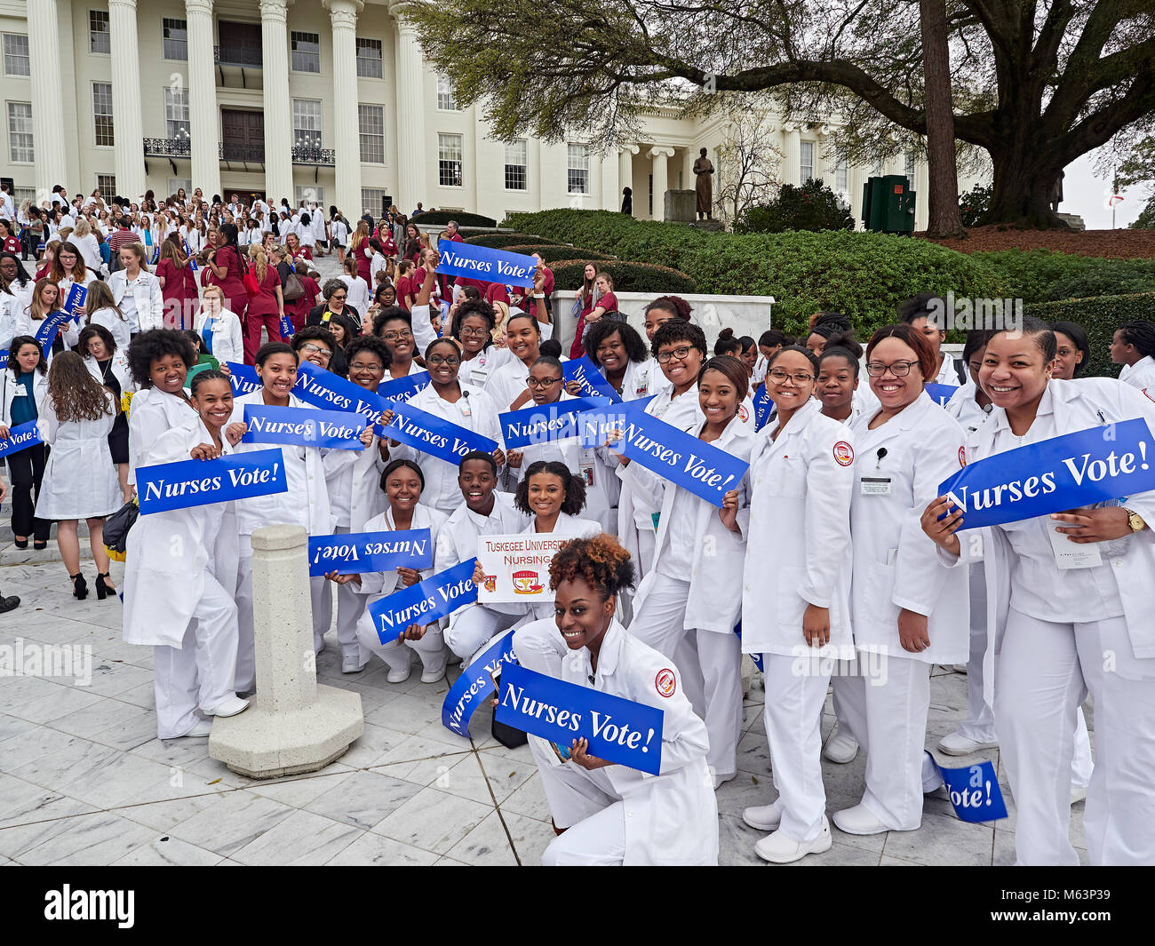 Montgomery, Alabama, USA. 28. Februar, 2018 Alabama Krankenschwestern Tag am Capitol beginnt mit einer Kundgebung auf dem Kapitol Schritte Krankenschwestern kollektive Stärke zu zeigen und zu Fragen der Pflege an den Gesetzgeber bekannt sein. Rick Lewis/Alamy leben Nachrichten Stockfoto