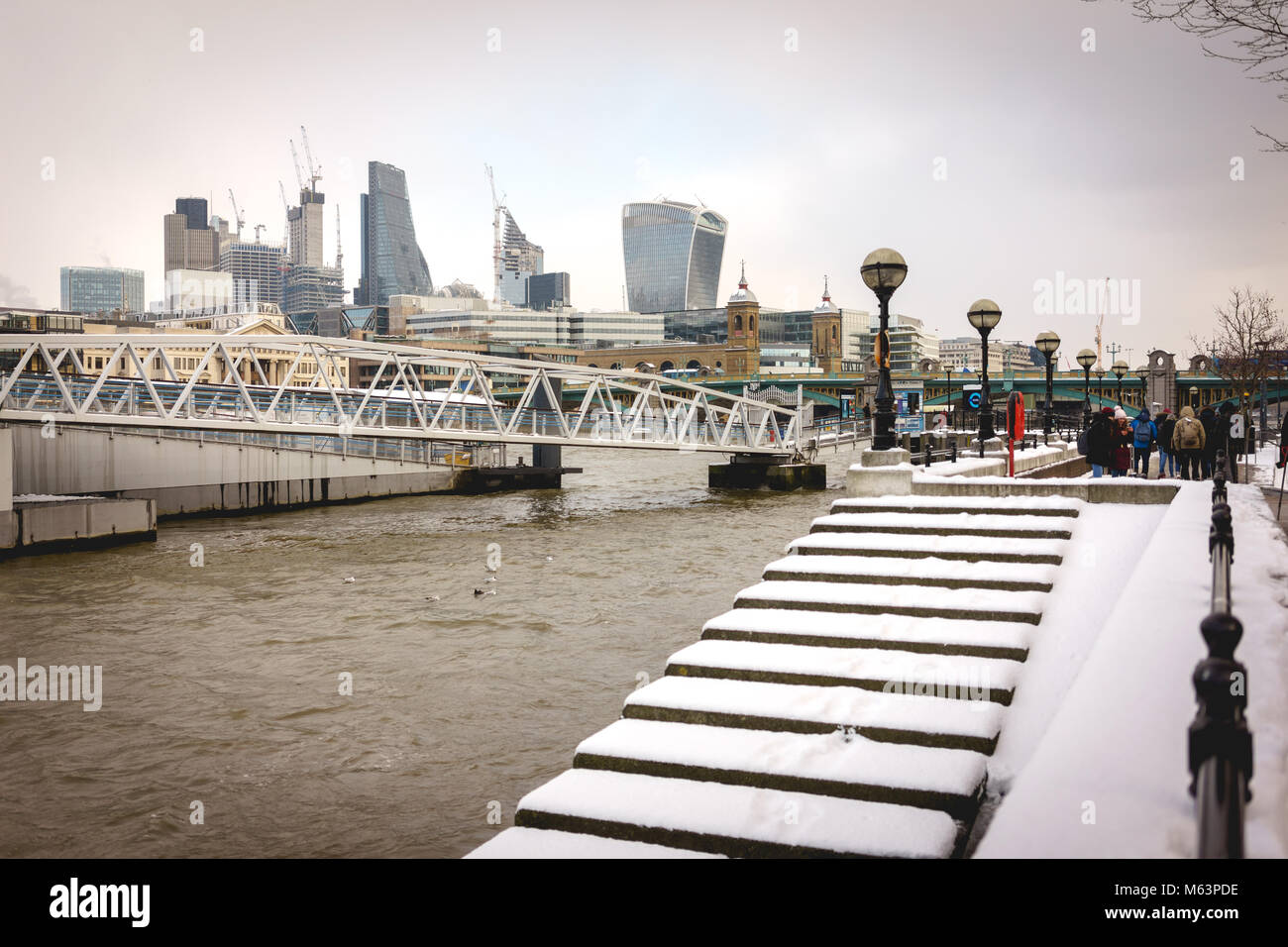 London, UK, 28. Februar 2018. Schnee fällt auf London inmitten Temperaturen unter Null. Pendler sind mit Blick auf die Schiene Verzögerungen. Mehrere Schulen in Großbritannien geschlossen und verschneite Pisten verzögern Flüge. Quelle: Paolo Paradiso/Alamy Leben Nachrichten. Stockfoto