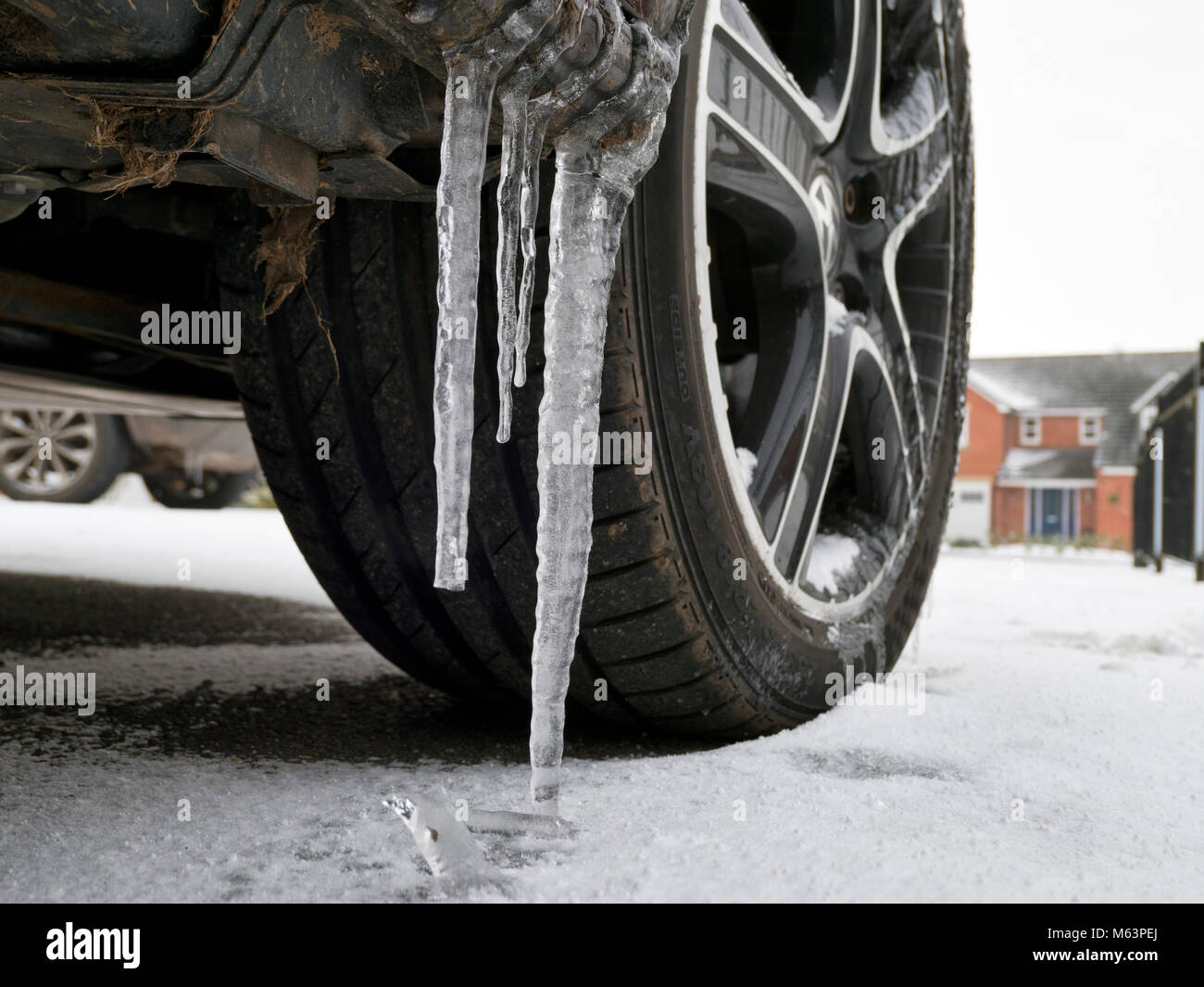 Nationalpark Peak District, Derbyshire, UK. 28. Februar, 2018. UK Wetter: lange Eiszapfen auf einem VW-Transporter durch Frost aus dem Tier aus dem Osten Eis & Schnee Ashbourne, Derbyshire das Tor zum Peak District National Park Credit: Doug Blane/Alamy Leben Nachrichten gebildet Stockfoto