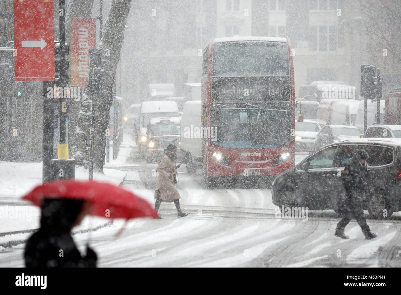 London, Großbritannien. 28. Februar, 2018. Schnee sweeps London. Ein Double Decker Bus macht es vorsichtig durch den Schneefall und überqueren die Straße Credit: SUNG KUK KIM/Alamy leben Nachrichten Stockfoto