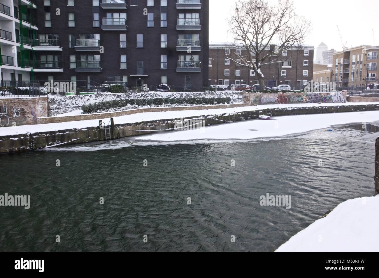 London England Vereinigtes Königreich: 28. Februar 2018: Ein East London urban Kanal teilweise gefroren während der treffend benannten "Tier aus dem Osten' Arktis Wetter, dass das Vereinigte Königreich JosefMills/Alamy Leben Nachrichten eingehüllt hat Stockfoto