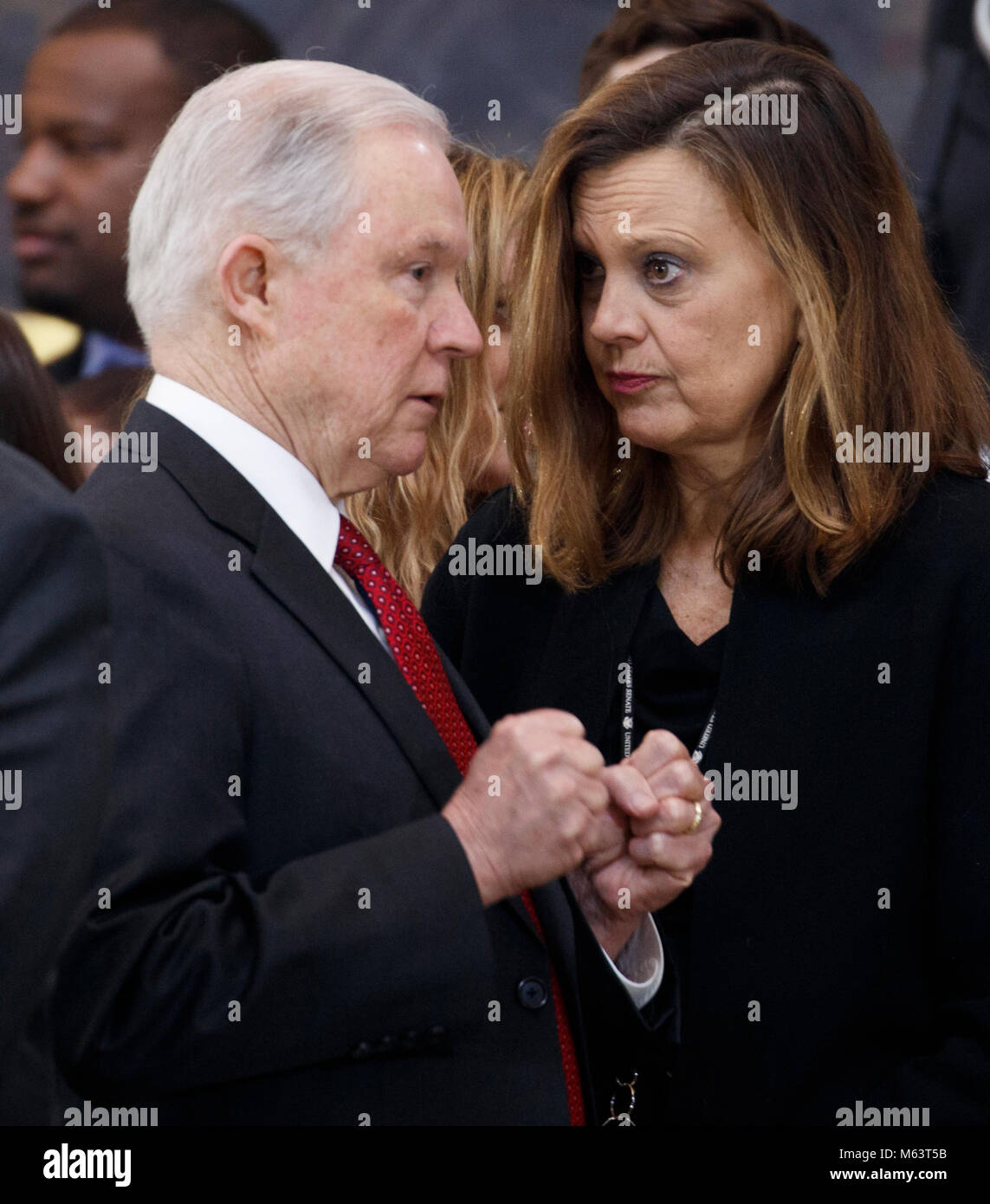 US Attorney General Jeff Sessions (L) Gespräche mit der Mehrheitsführer im Senat, Mitch McConnell der Stabschef Sharon Soderstrom (R) vor der Zeremonie für amerikanischen Evangelisten Billy Graham in der Rotunde des US Capitol in Washington, DC, USA, 28. Februar 2018. Graham war die Nationen am besten kennen christliche Evangelisten, Predigt zu den Millionen weltweit, sowie als Berater von US-Präsidenten über seine 6 Dekade Karriere. Credit: Shawn Thew/Pool über CNP/MediaPunch Stockfoto