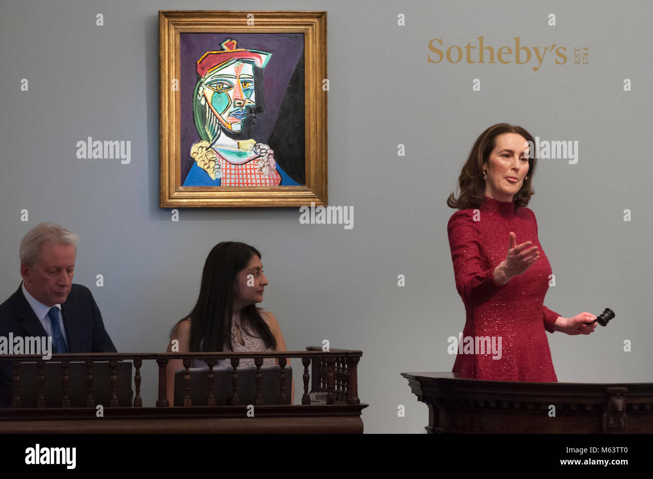 London, Großbritannien. 28. Februar 2018. Versteigerer Helena Newman verwaltet, Angebote für "Femme au Béret et à la robe Quadrillée (Marie-Thérèse Walter)'' von Pablo Picasso, (Est. von über $ 50 Mio.), die für einen Hammer Preis von GBP 44 m ($ 61.1 m) am Abend Verkauf von modernen, surrealistisch und Zeitgenössische Kunst bei Sotheby's in New Bond Street verkauft. Credit: Stephen Chung/Alamy leben Nachrichten Stockfoto