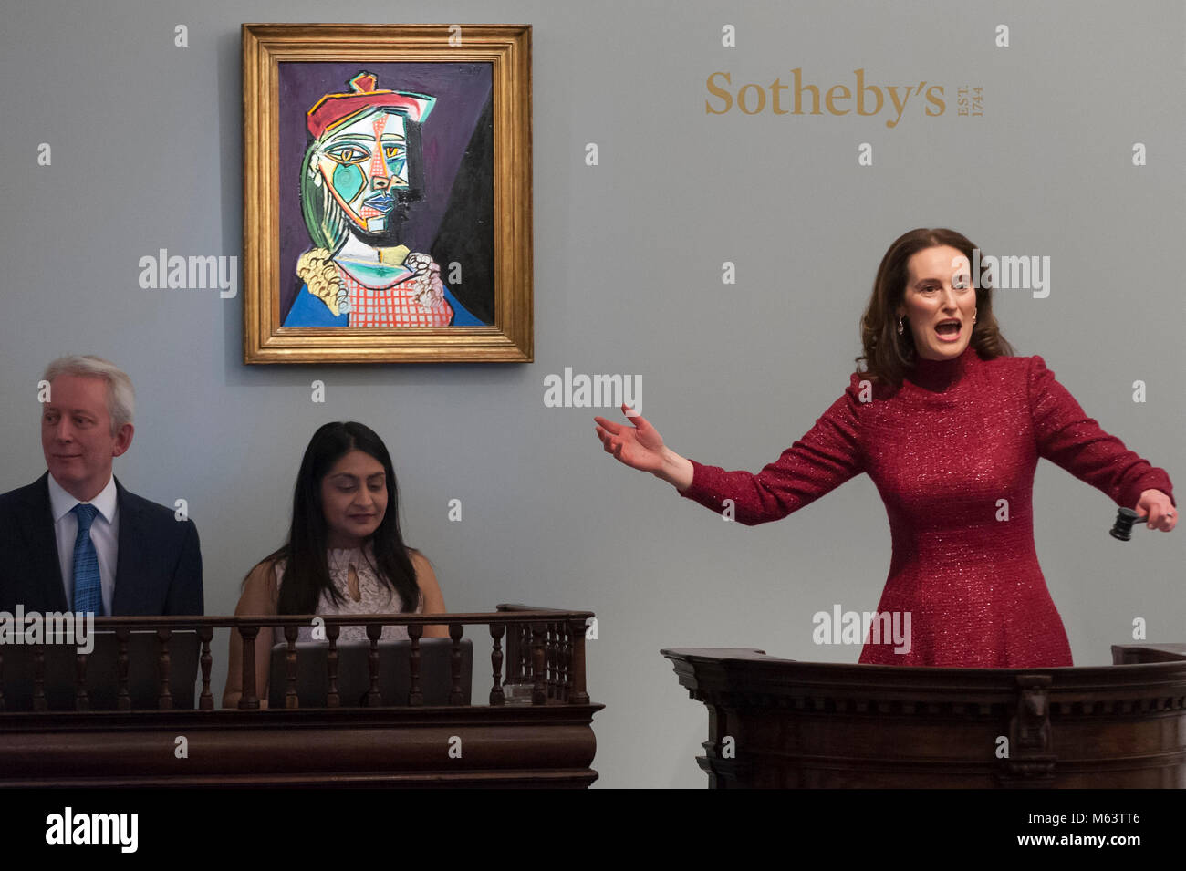 London, Großbritannien. 28. Februar 2018. Versteigerer Helena Newman verwaltet, Angebote für "Femme au Béret et à la robe Quadrillée (Marie-Thérèse Walter)'' von Pablo Picasso, (Est. von über $ 50 Mio.), die für einen Hammer Preis von GBP 44 m ($ 61.1 m) am Abend Verkauf von modernen, surrealistisch und Zeitgenössische Kunst bei Sotheby's in New Bond Street verkauft. Credit: Stephen Chung/Alamy leben Nachrichten Stockfoto