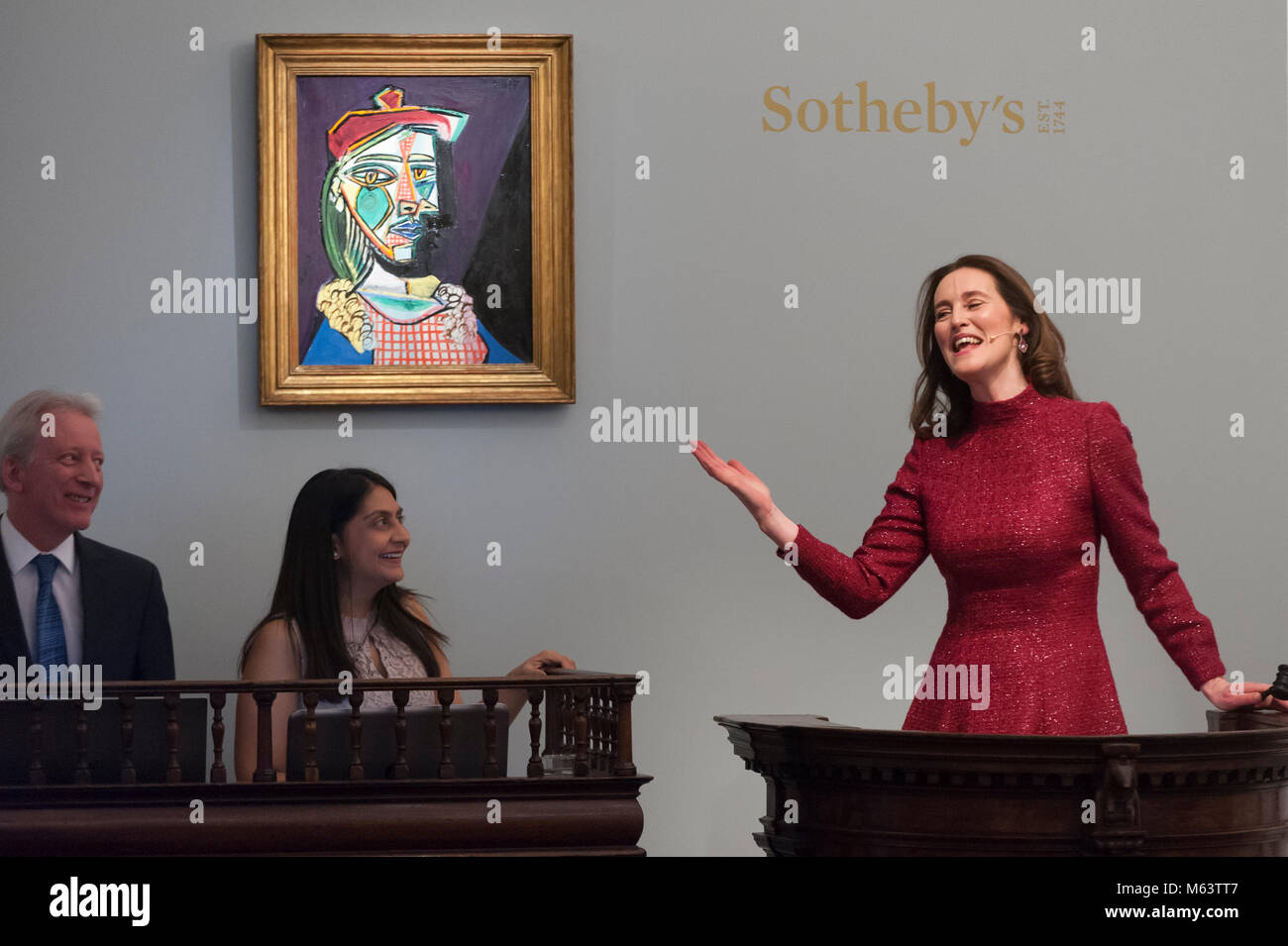 London, Großbritannien. 28. Februar 2018. Versteigerer Helena Newman verwaltet, Angebote für "Femme au Béret et à la robe Quadrillée (Marie-Thérèse Walter)'' von Pablo Picasso, (Est. von über $ 50 Mio.), die für einen Hammer Preis von GBP 44 m ($ 61.1 m) am Abend Verkauf von modernen, surrealistisch und Zeitgenössische Kunst bei Sotheby's in New Bond Street verkauft. Credit: Stephen Chung/Alamy leben Nachrichten Stockfoto